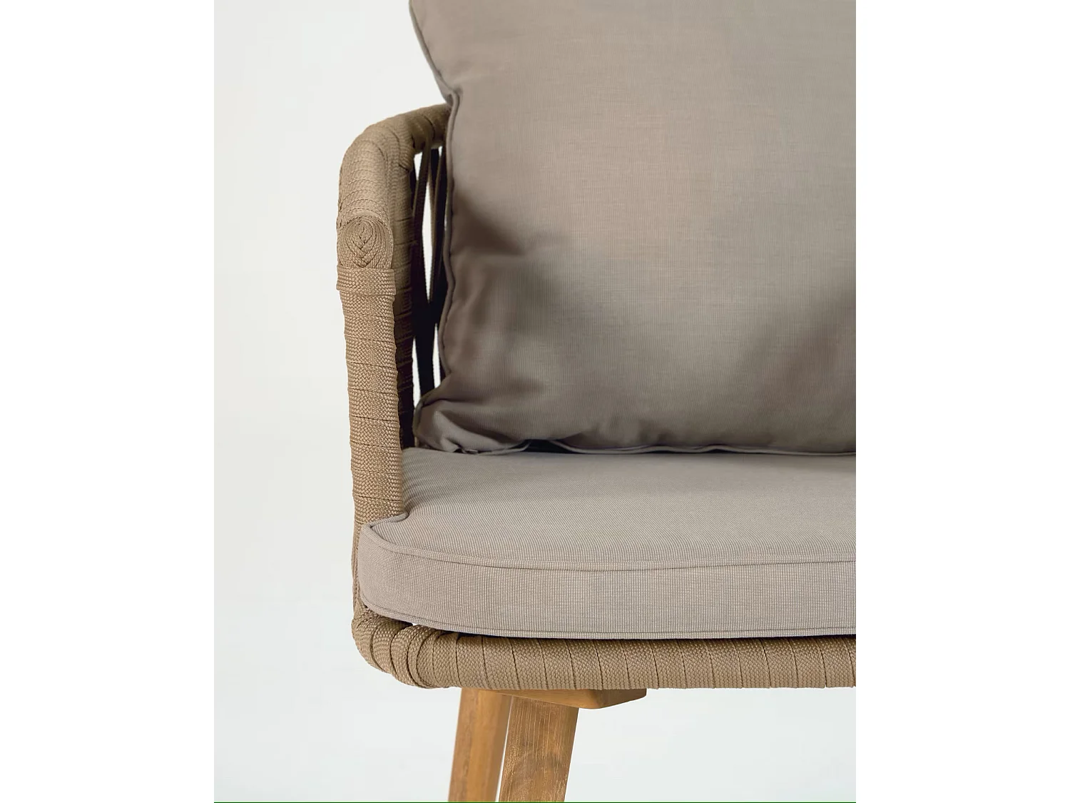 Lot de 2 chaises en corde beige et pieds en bois d'acacia massif - L. 60 x P. 64 x H. 73 cm