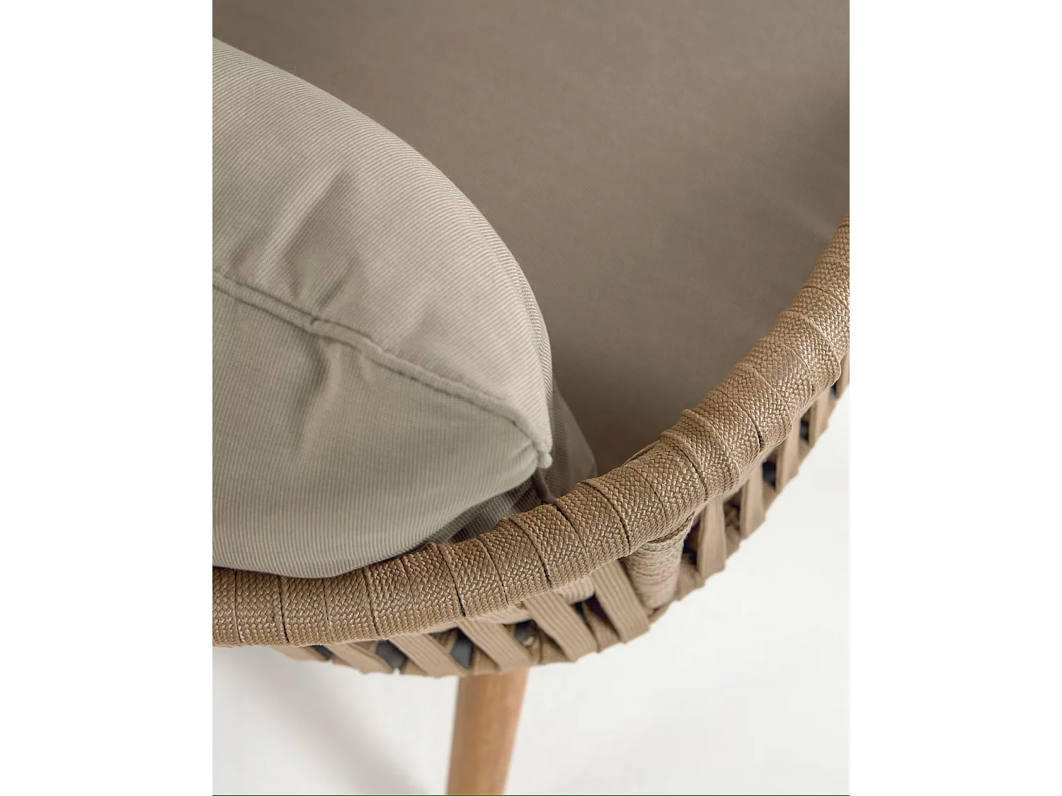 Lot de 2 chaises en corde beige et pieds en bois d'acacia massif - L. 60 x P. 64 x H. 73 cm