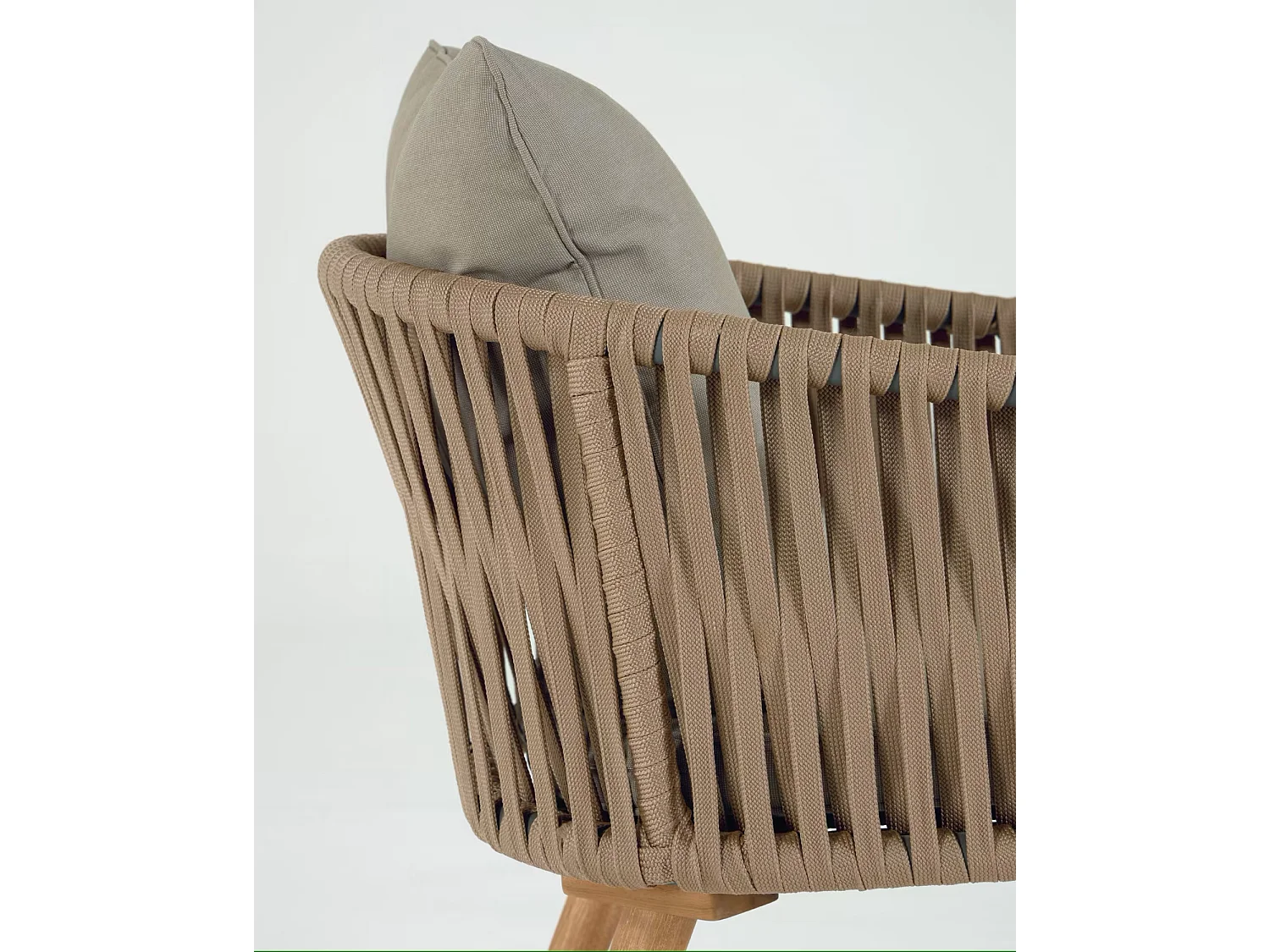 Lot de 2 chaises en corde beige et pieds en bois d'acacia massif - L. 60 x P. 64 x H. 73 cm