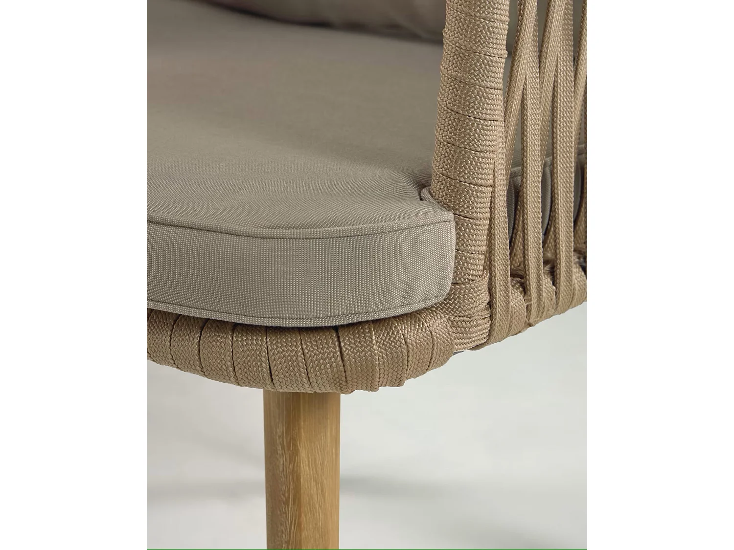 Lot de 2 chaises en corde beige et pieds en bois d'acacia massif - L. 60 x P. 64 x H. 73 cm