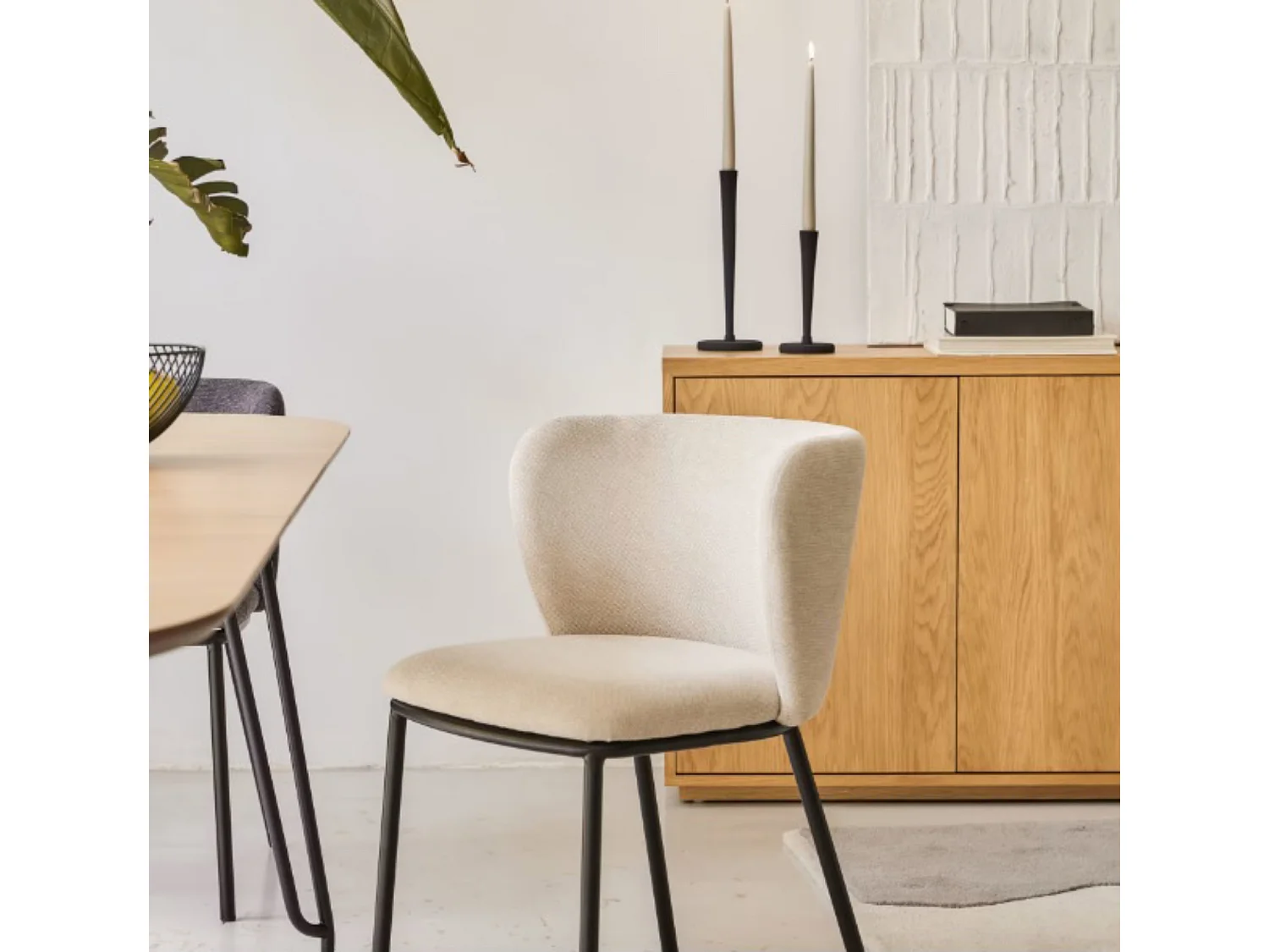 Lot de 2 chaises en tissu coloris beige et pieds en acier noir - L. 51,50 x P. 55 x H. 74,50 cm