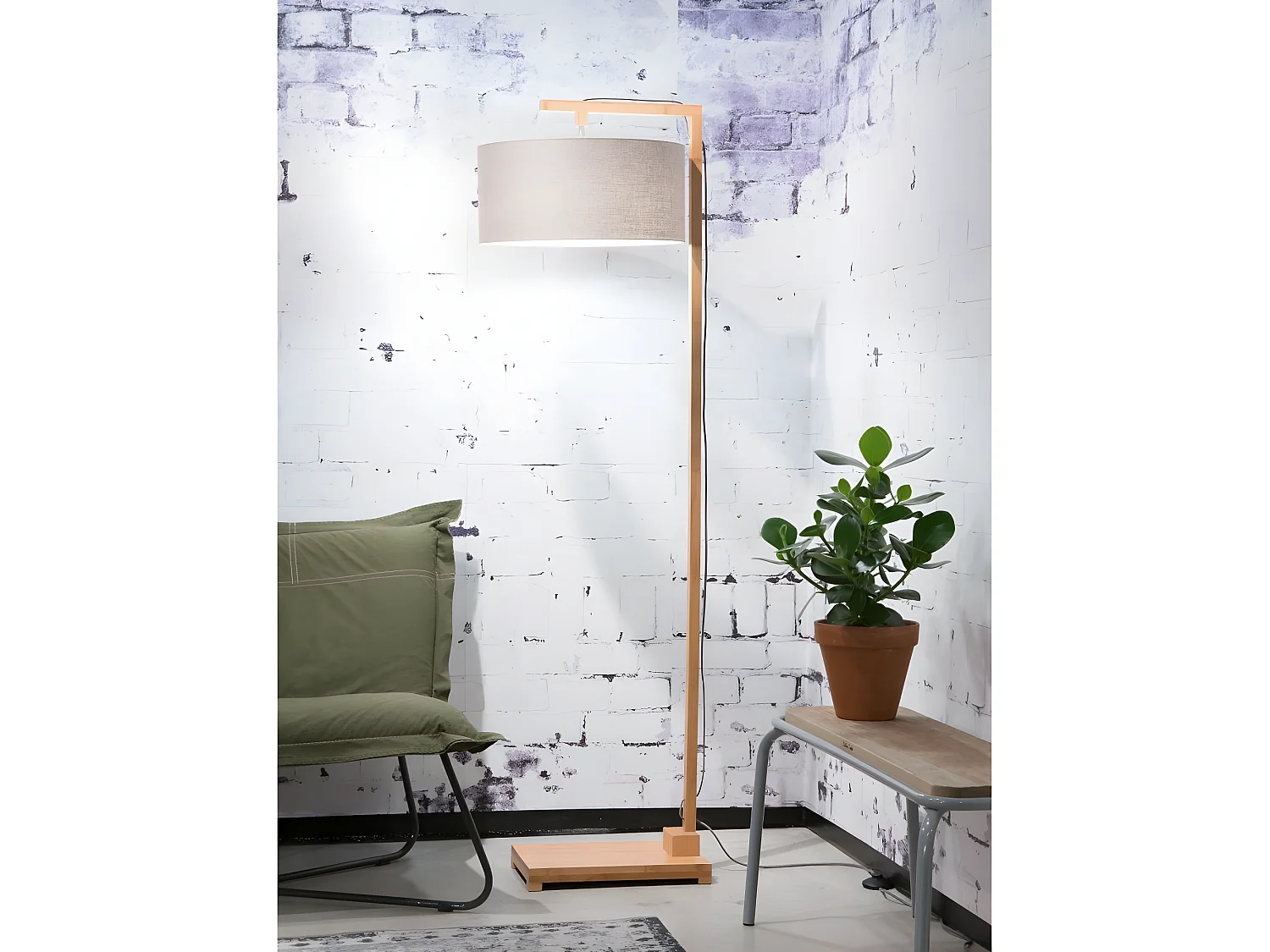 Bruine vloerlamp van bamboestam met crèmekleurige lampenkap