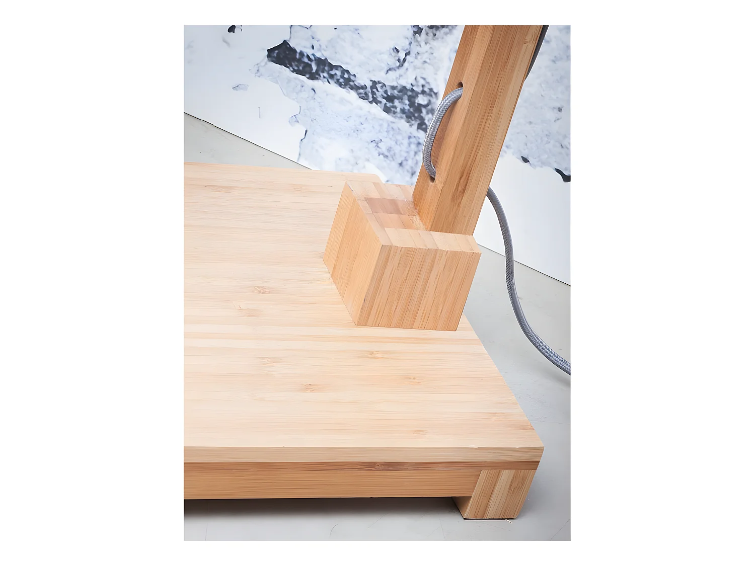 Bruine vloerlamp van bamboestam met crèmekleurige lampenkap