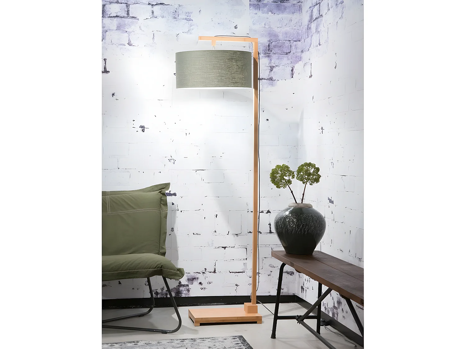 Bruine bamboe stam vloerlamp met duifgrijze lampenkap