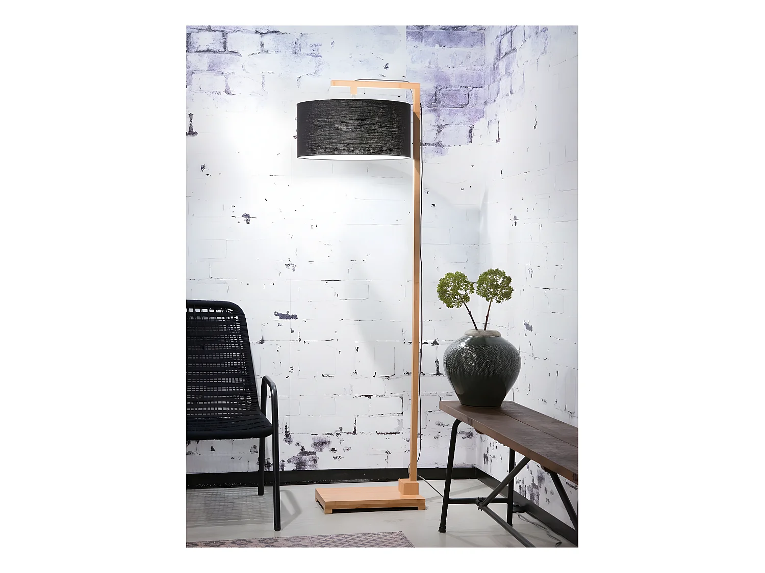 Lampadaire tige en bambou marron et abat-jour noir