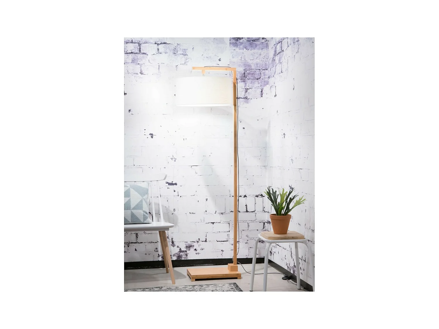 Lampadaire tige en bambou marron et abat-jour blanc