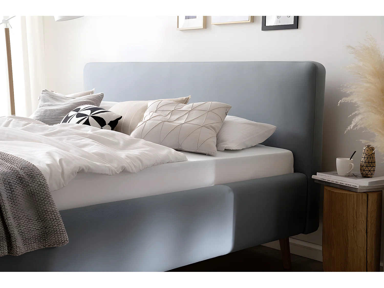 Lit rembourré adulte 140x200cm avec tête de lit en tissu bleu glacier, sommier et coffre