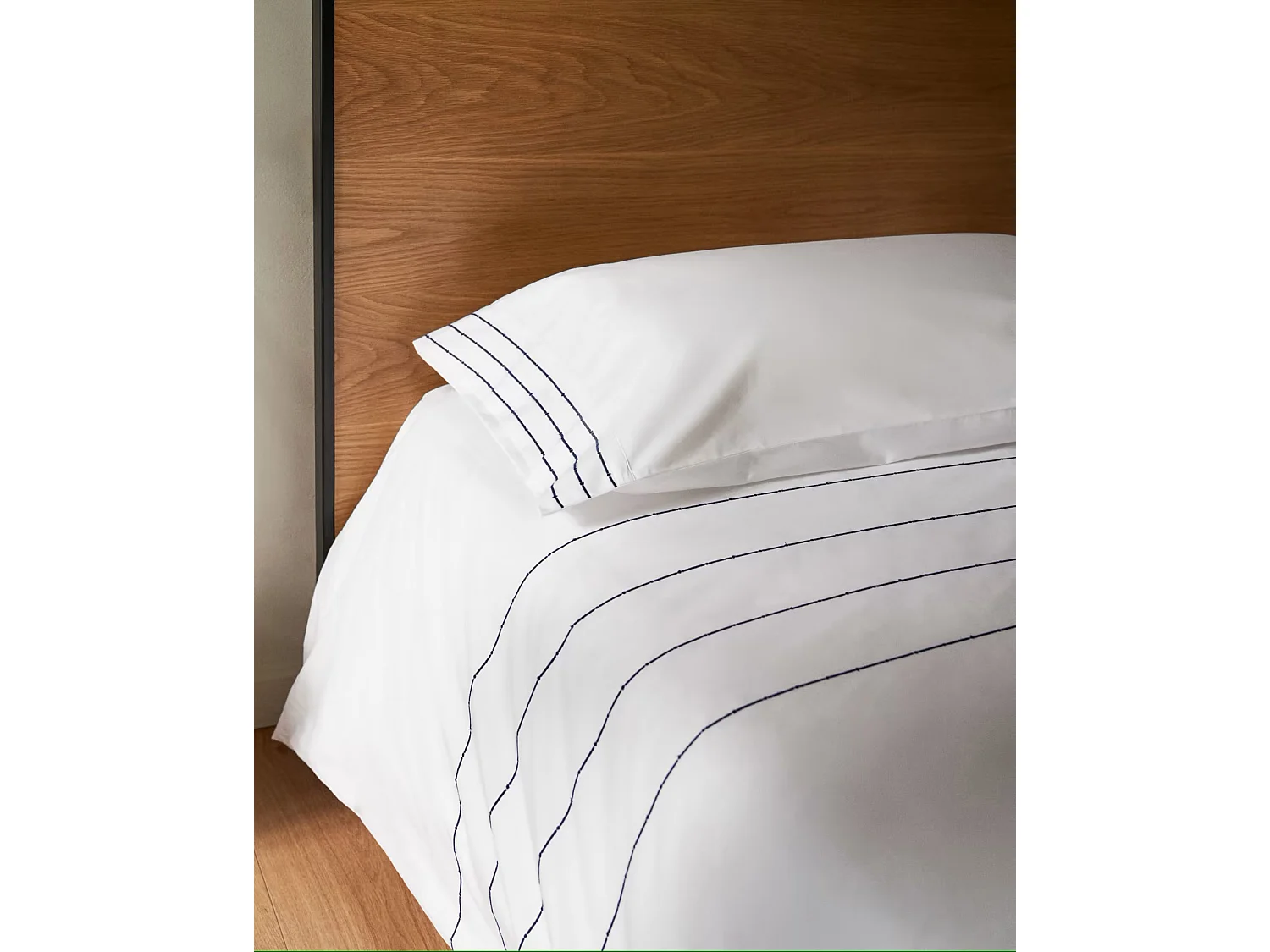 Lit en placage de chêne et pieds en acier finition noire - L. 103 x P. 204 x H. 97 cm