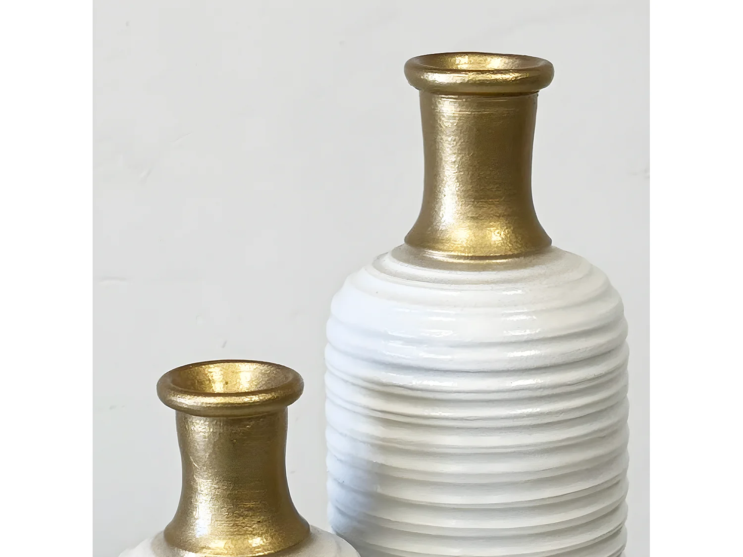 Trio de vases artisanaux blanc et or