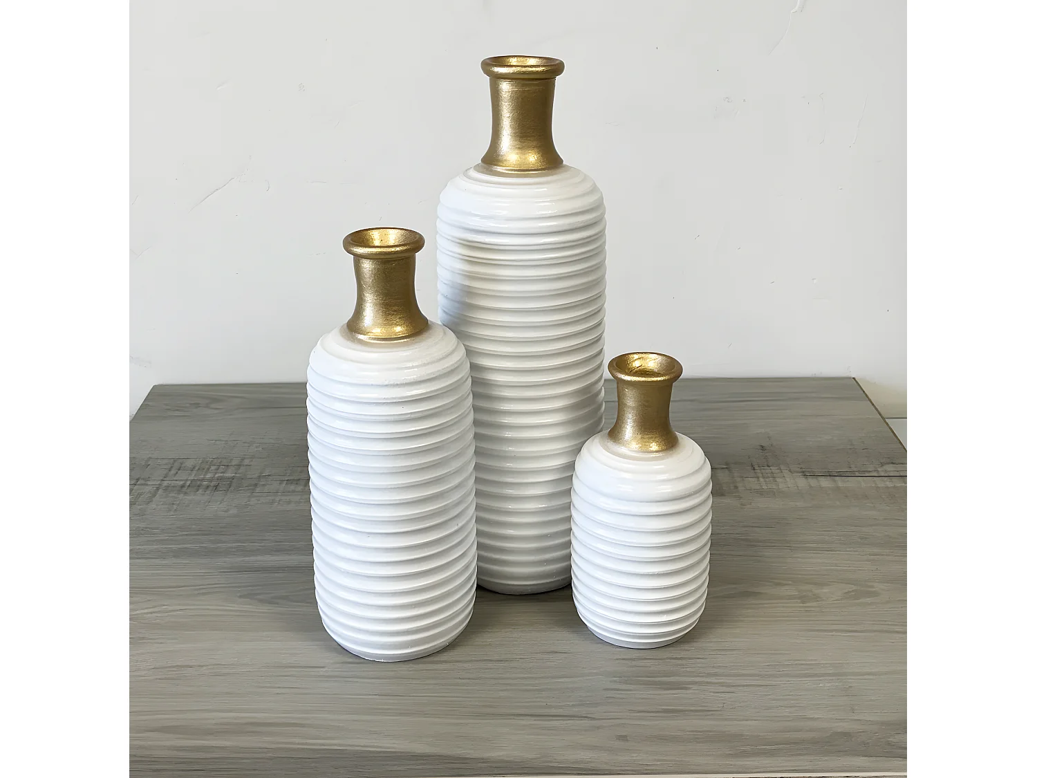 Trio de vases artisanaux blanc et or