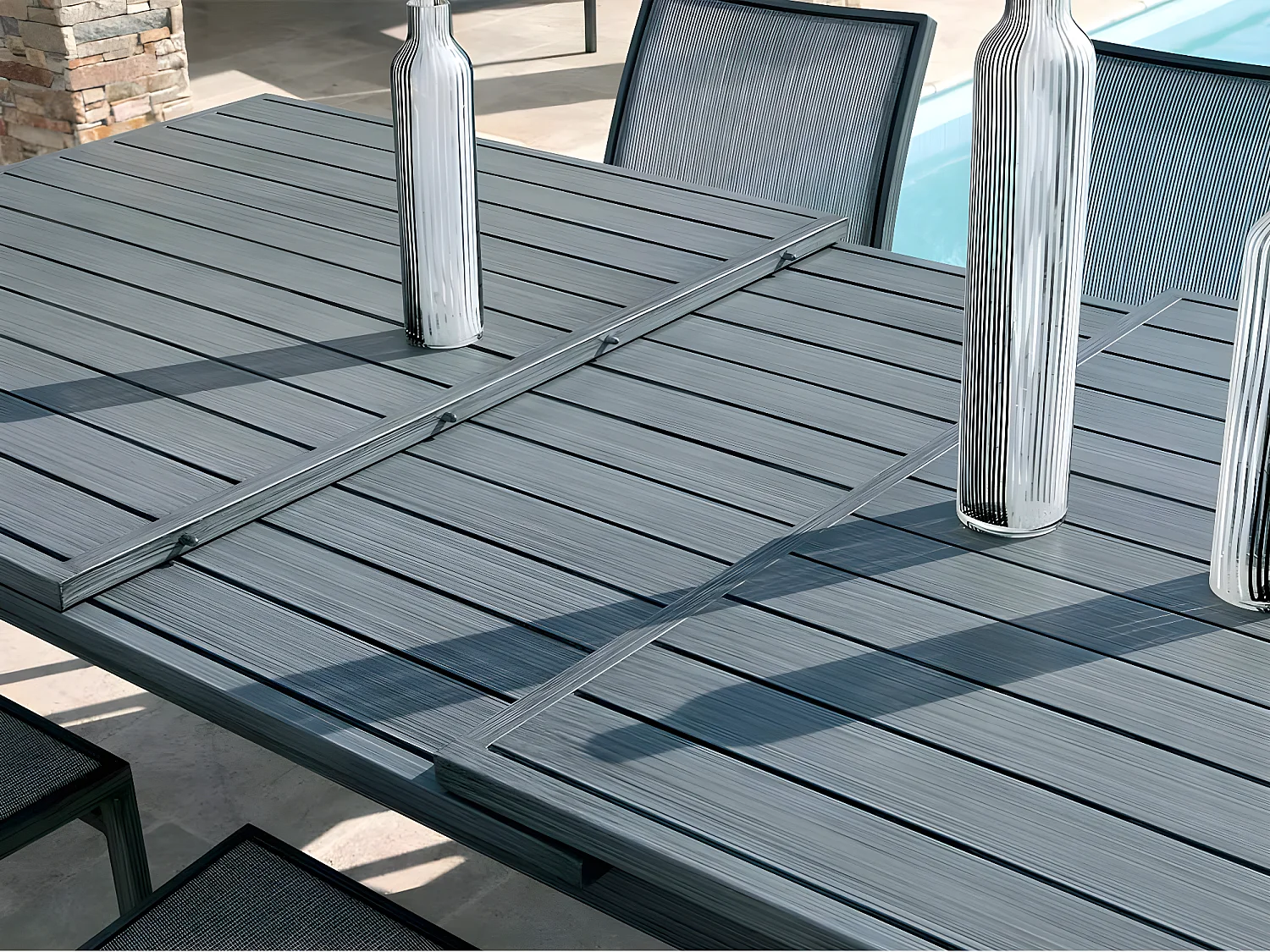 Table rectangulaire extensible en aluminium aspect teck gris SANTORIN - 10 places - Jardiline