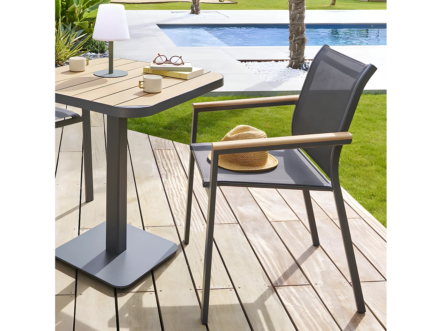 Fauteuil repas Essentia accoudoirs bois anthracite/graphite Hespéride