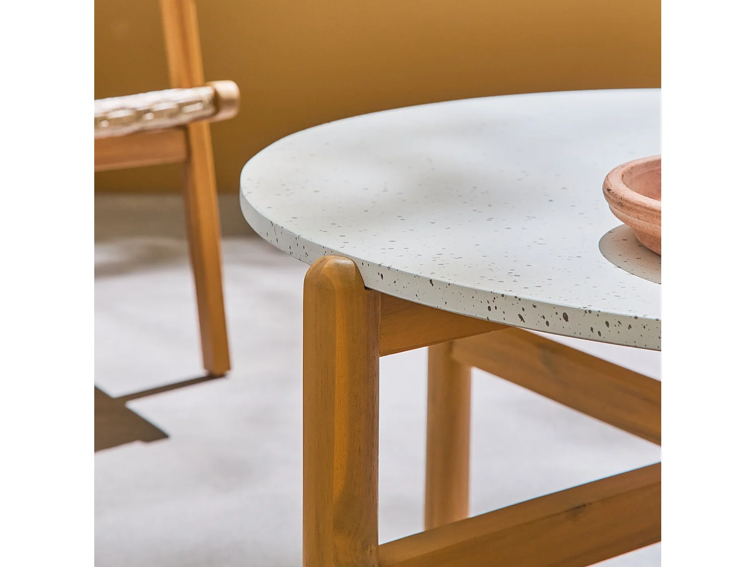 Table basse de jardin SOWA Ø70 x 40cm (13kg). bois d'acacia plateau ciment finition terrazzo