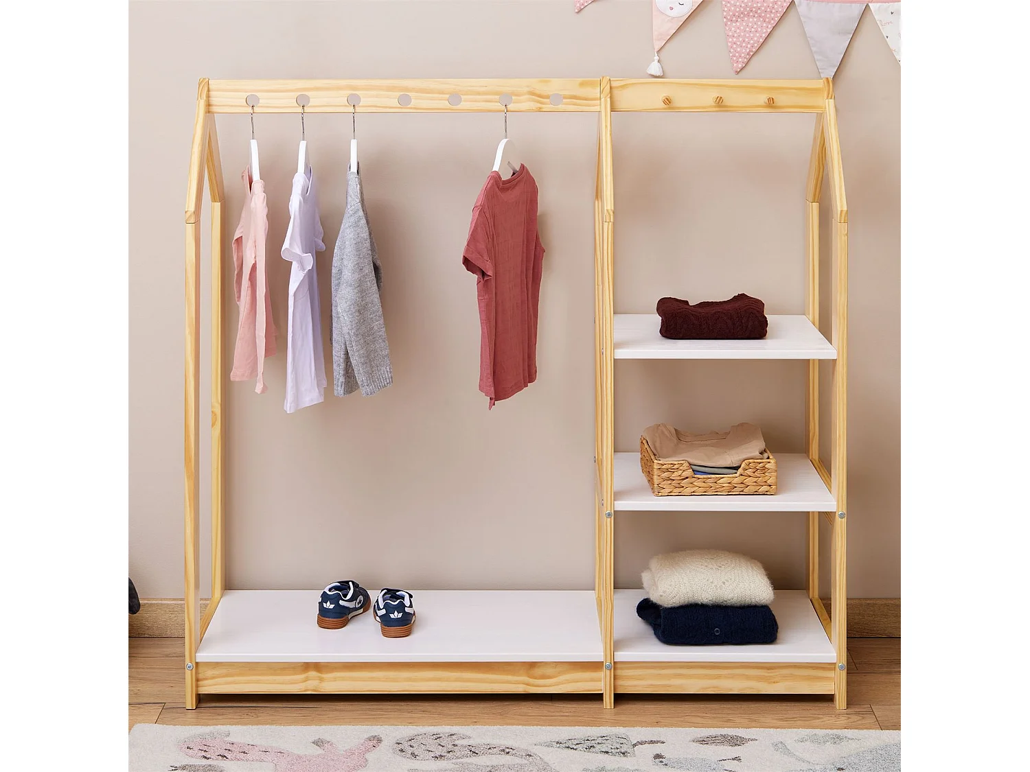 Penderie enfant SALLY en pin massif montessori avec 2 étagères, portant en bois couleur naturelle et blanc