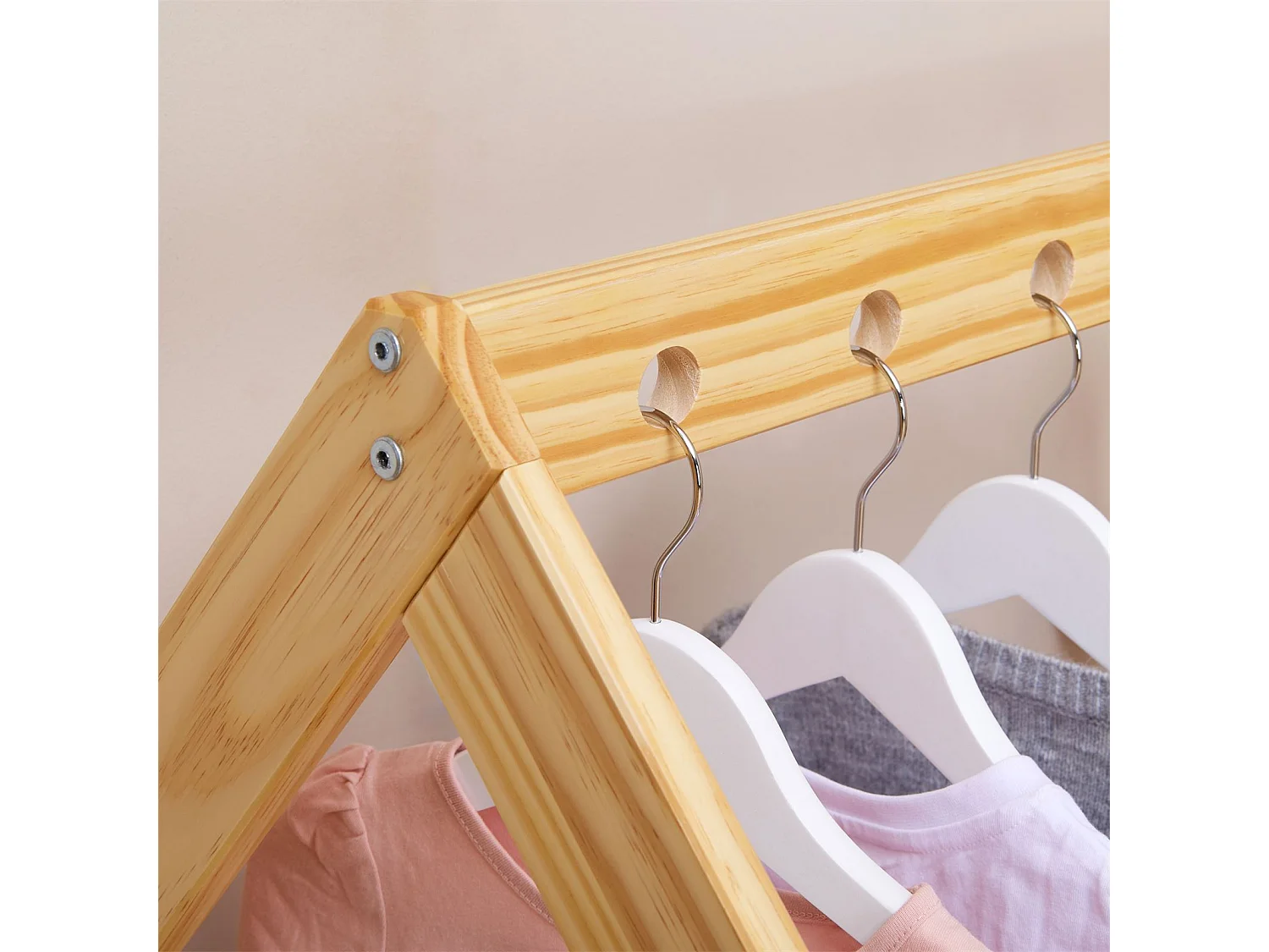 Penderie enfant SALLY en pin massif montessori avec 2 étagères, portant en bois couleur naturelle et blanc