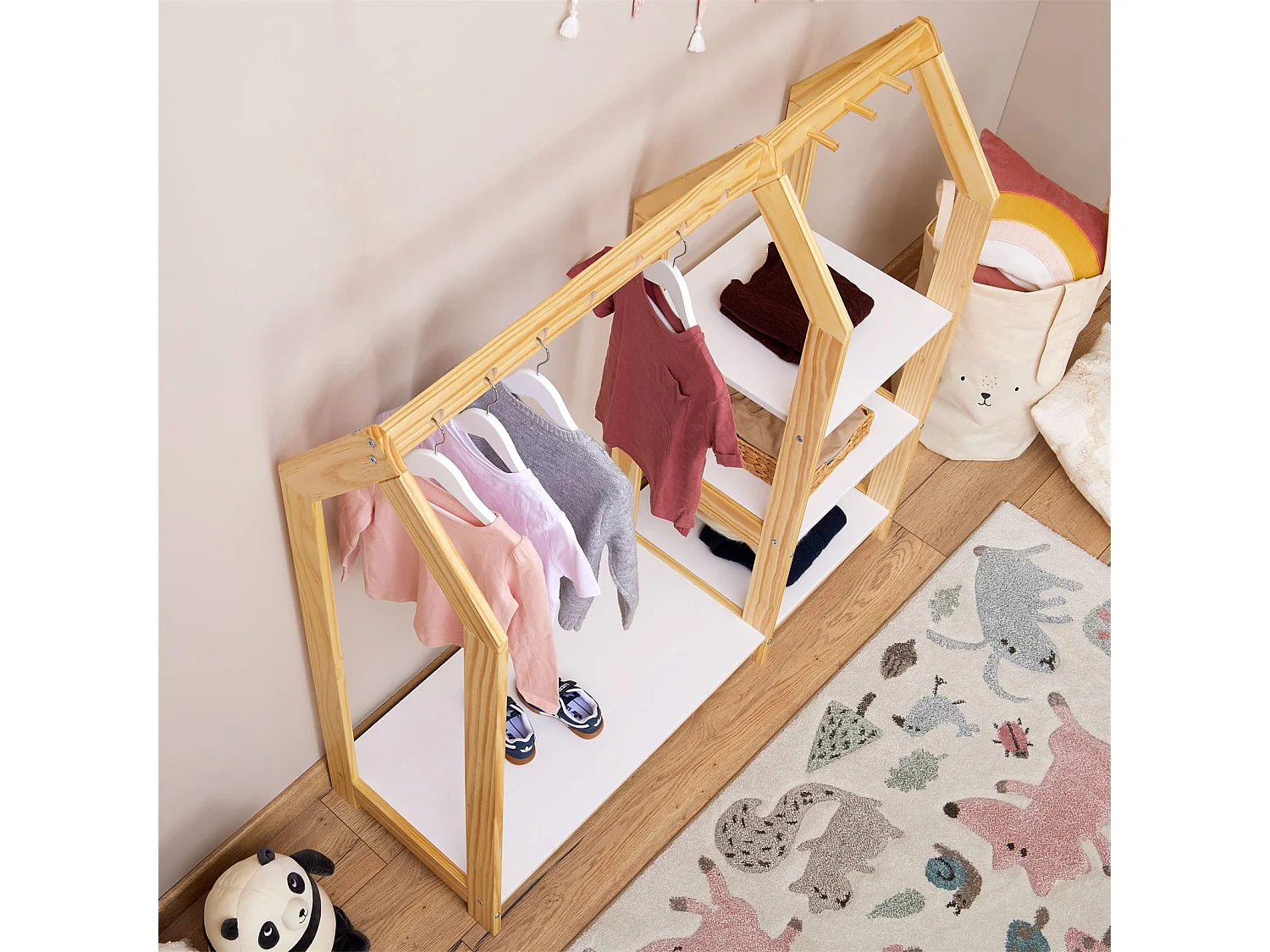 Penderie enfant SALLY en pin massif montessori avec 2 étagères, portant en bois couleur naturelle et blanc