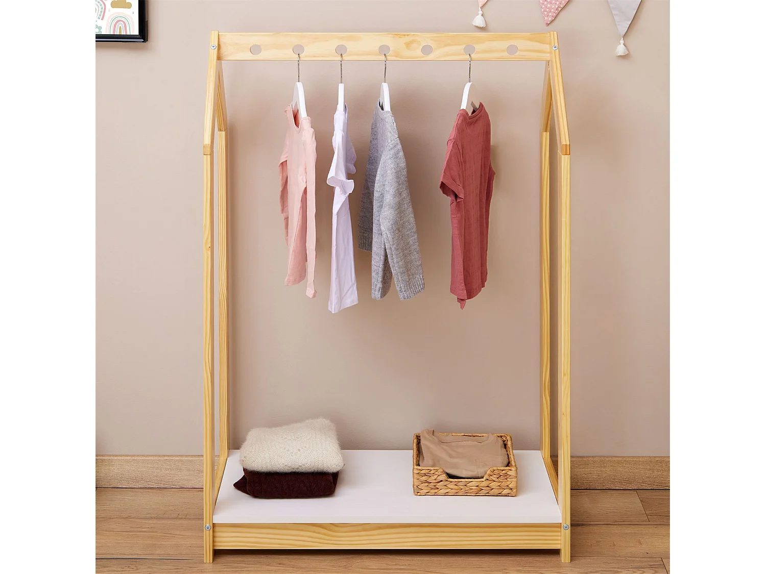 Portant enfant SALLY, garde-robe enfant en pin massif montessori avec 1 étagère, penderie en bois couleur naturelle et blanc