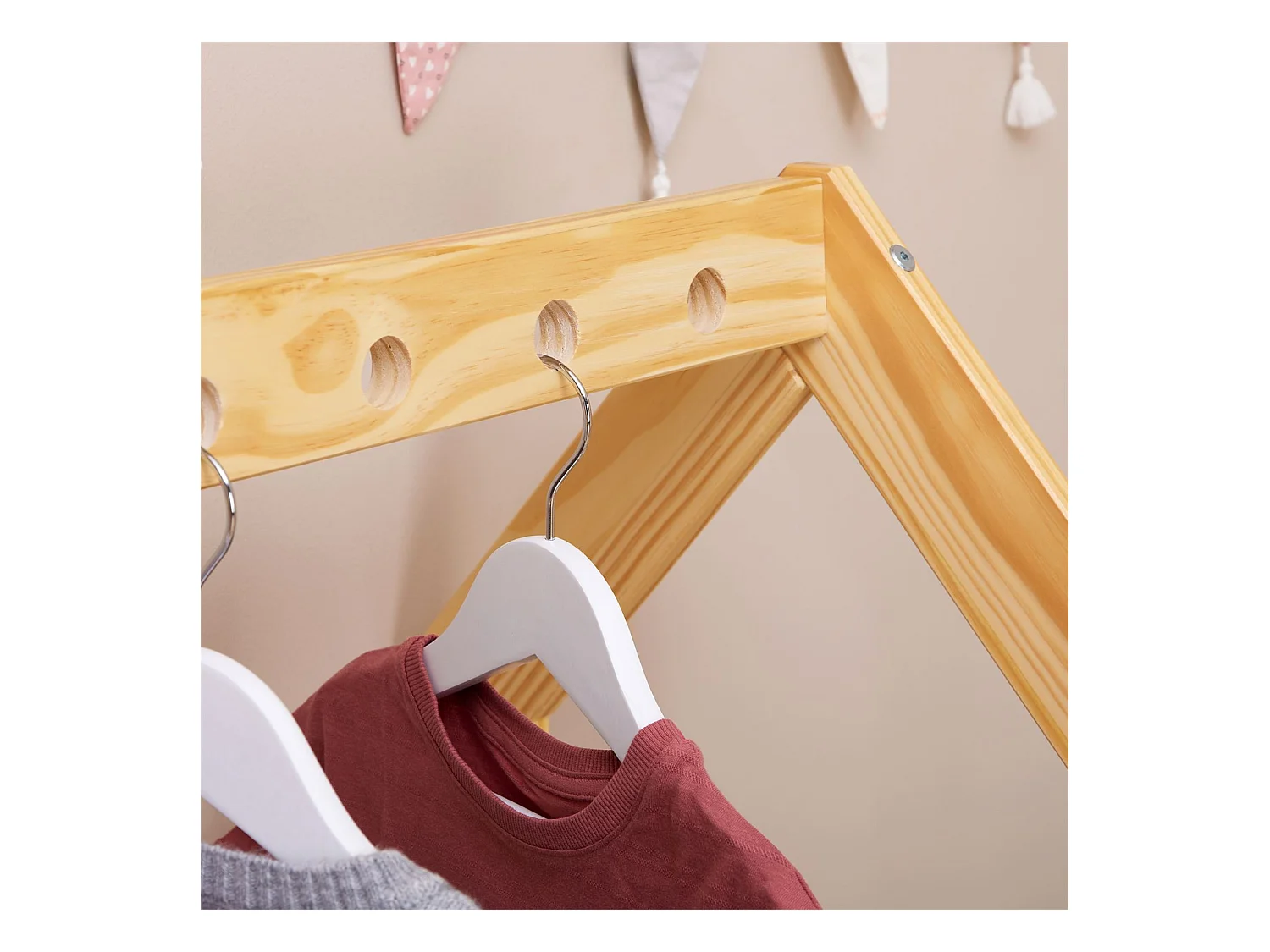 Portant enfant SALLY, garde-robe enfant en pin massif montessori avec 1 étagère, penderie en bois couleur naturelle et blanc