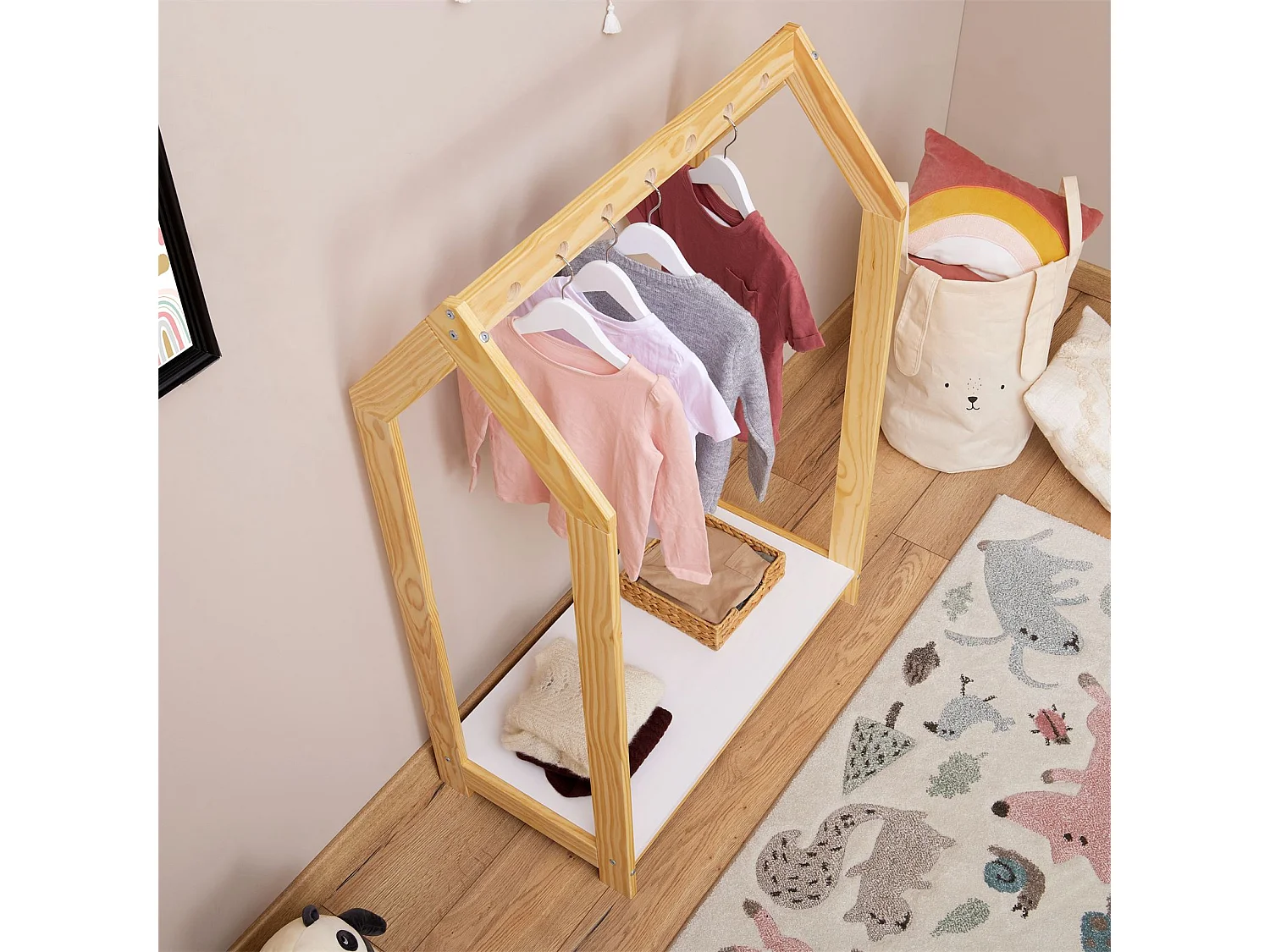 Portant enfant SALLY, garde-robe enfant en pin massif montessori avec 1 étagère, penderie en bois couleur naturelle et blanc