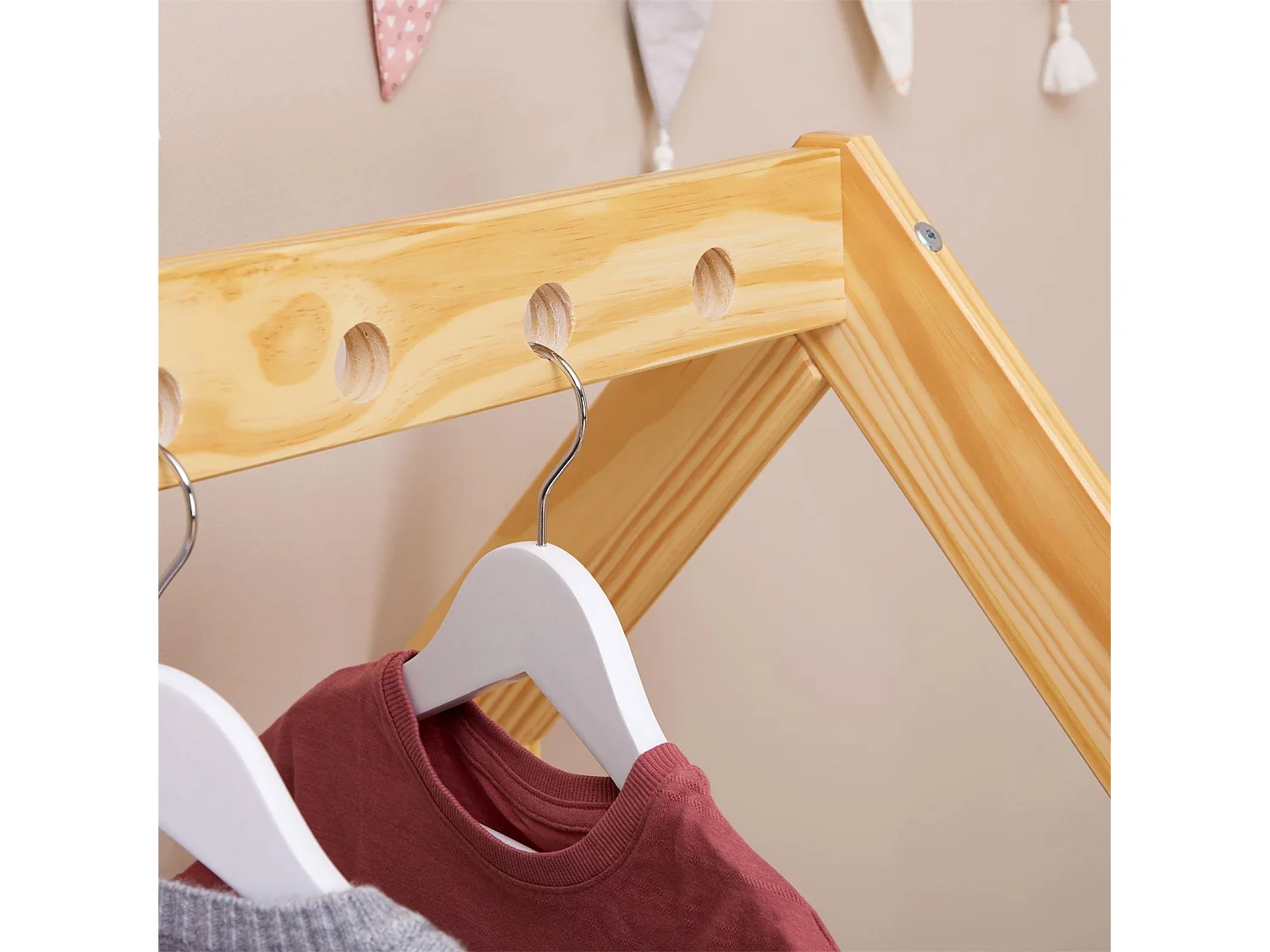 Portant enfant SALLY, garde-robe enfant en pin massif montessori avec 1 étagère, penderie en bois couleur naturelle et blanc