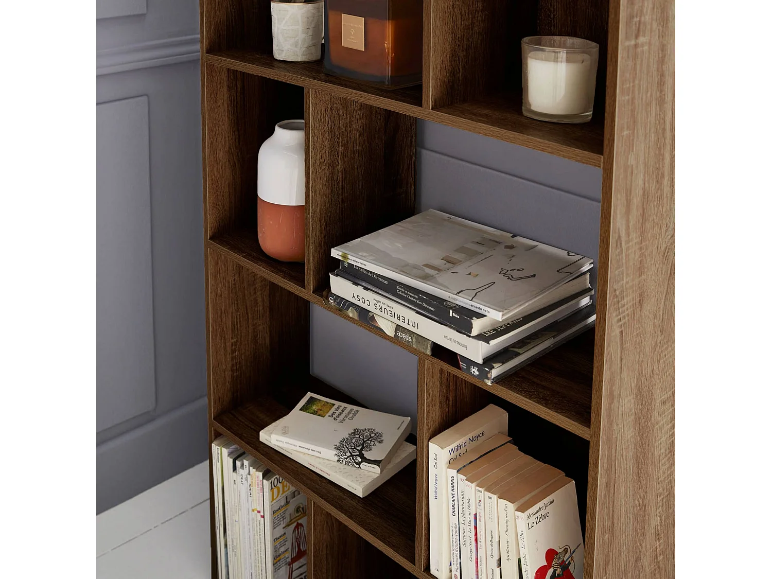 Bibliothèque design asymétrique couleur bois foncé noyer– Pieter – 5 étagères. 10 compartiments de rangement. 83x23x173cm