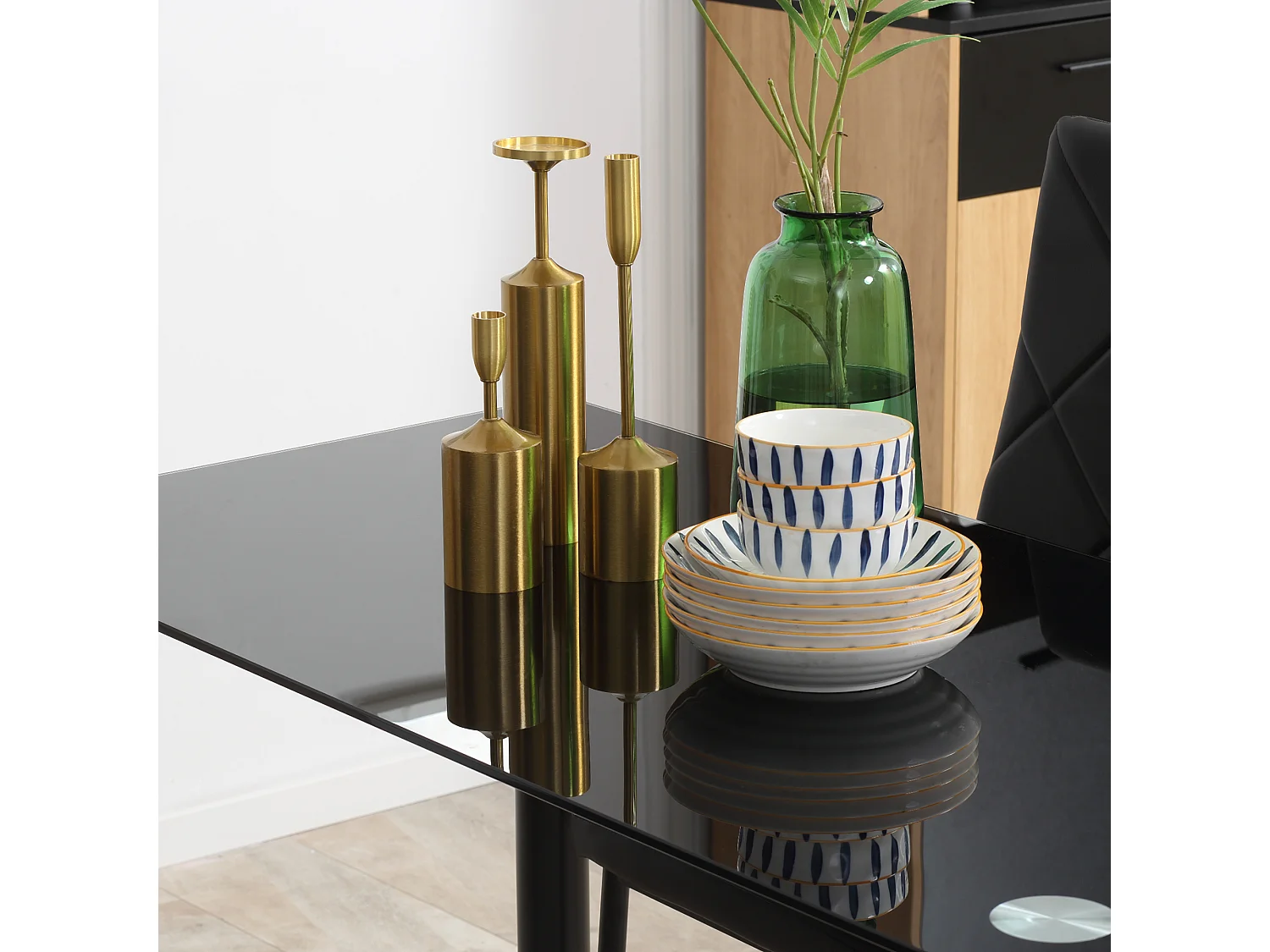 Table de salle à manger avec 4 chaises design contemporain Chesterfield acier plateau verre trempé PVC effet capitonné noir