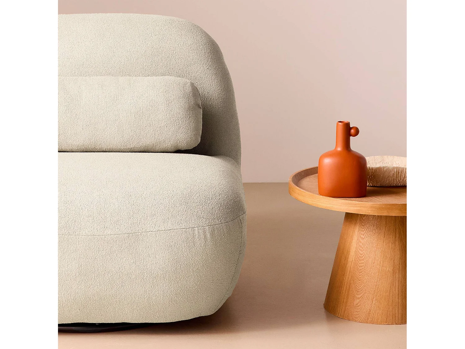 Fauteuil pivotant 360° en bouclette texturée blanc crème. piètement en métal noir mat - SPINO