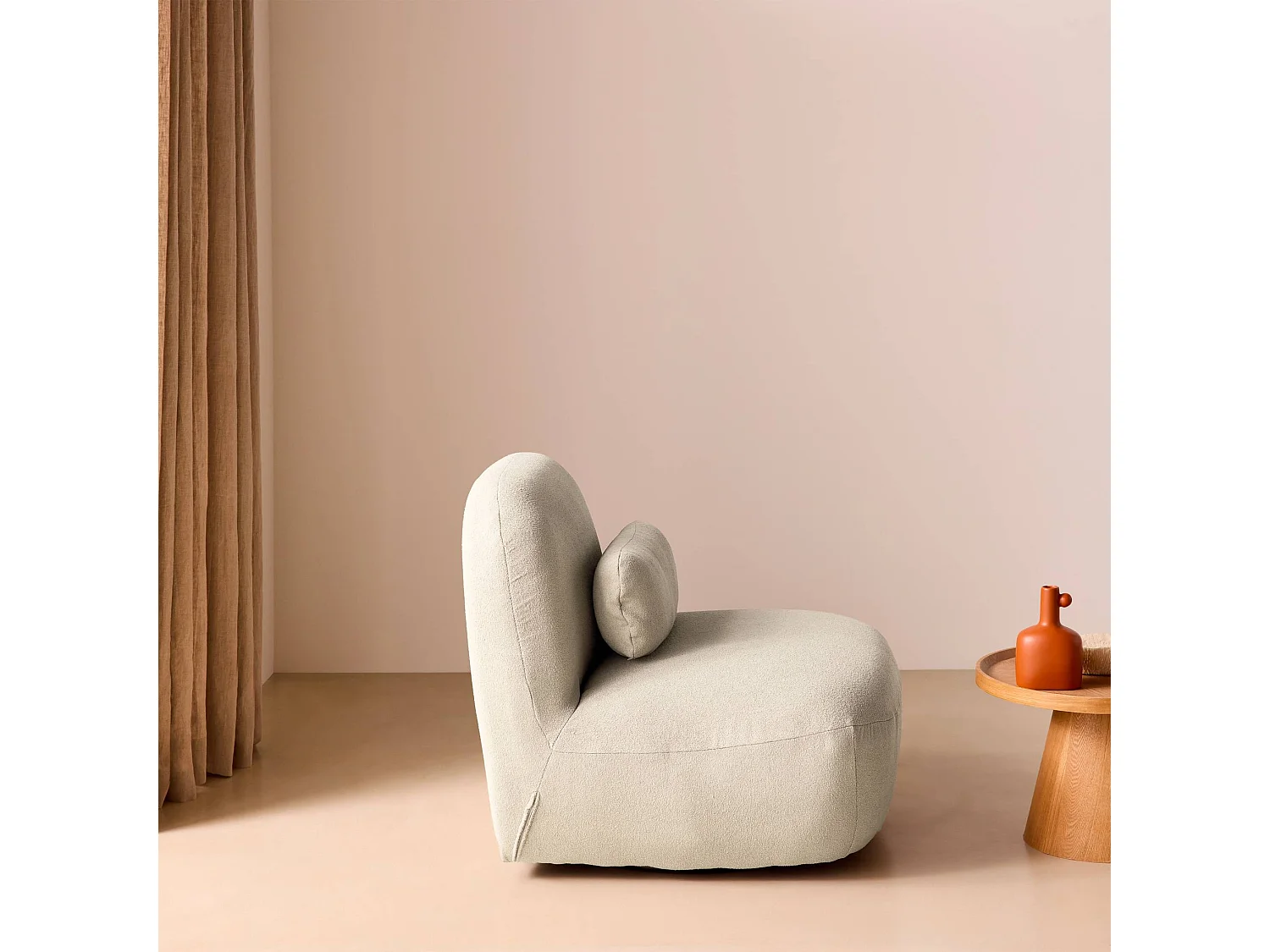 Fauteuil pivotant 360° en bouclette texturée blanc crème. piètement en métal noir mat - SPINO