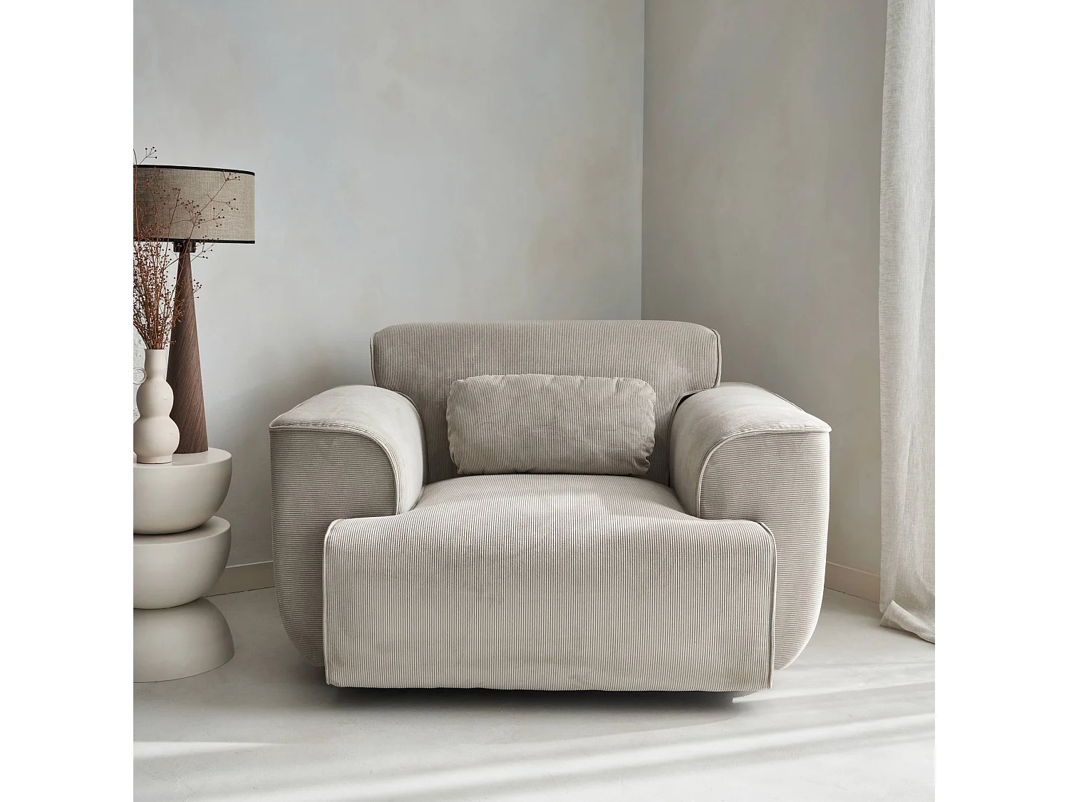 Sillón de pana con cojín gris beige
