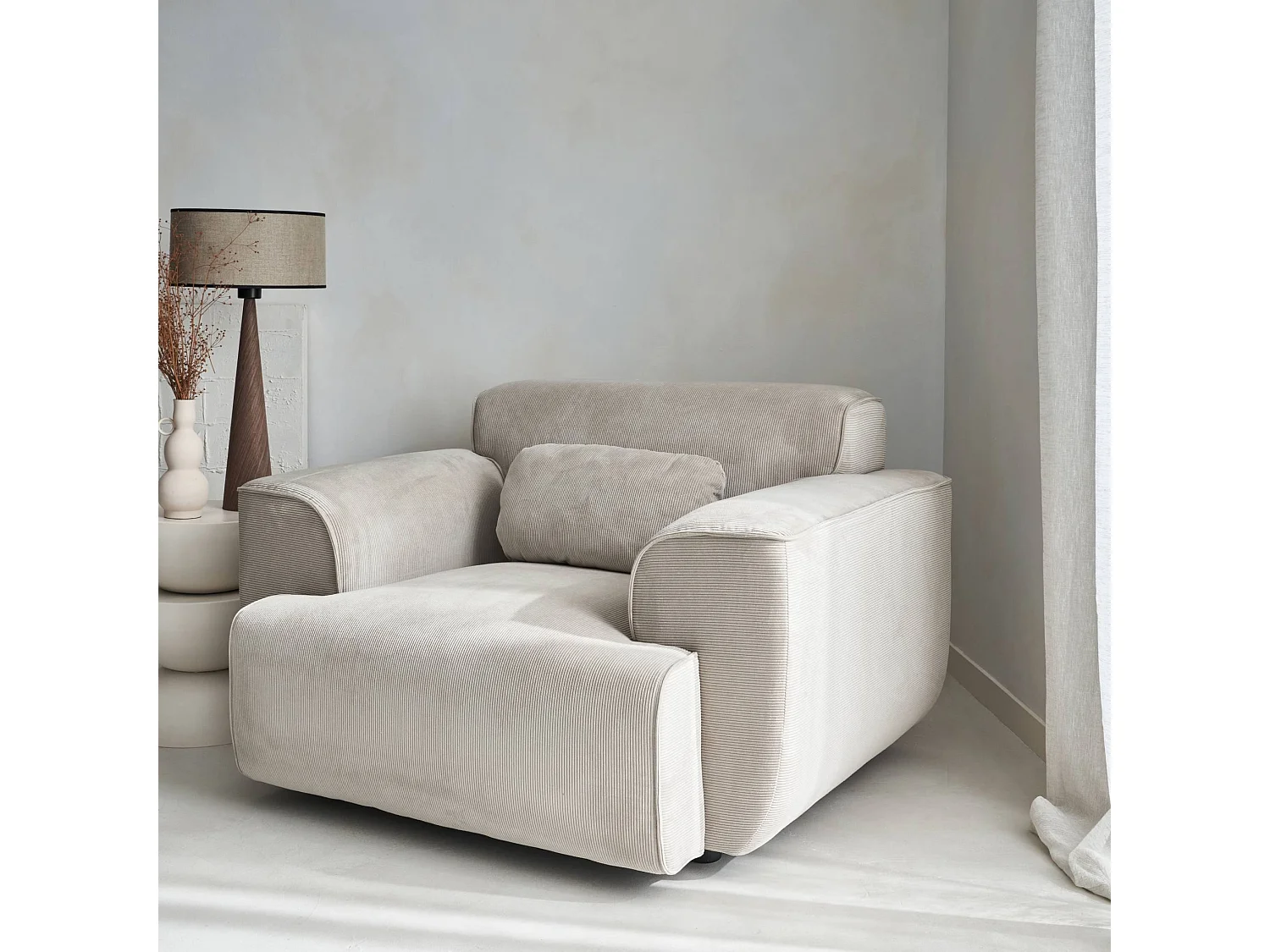 Sillón de pana con cojín gris beige