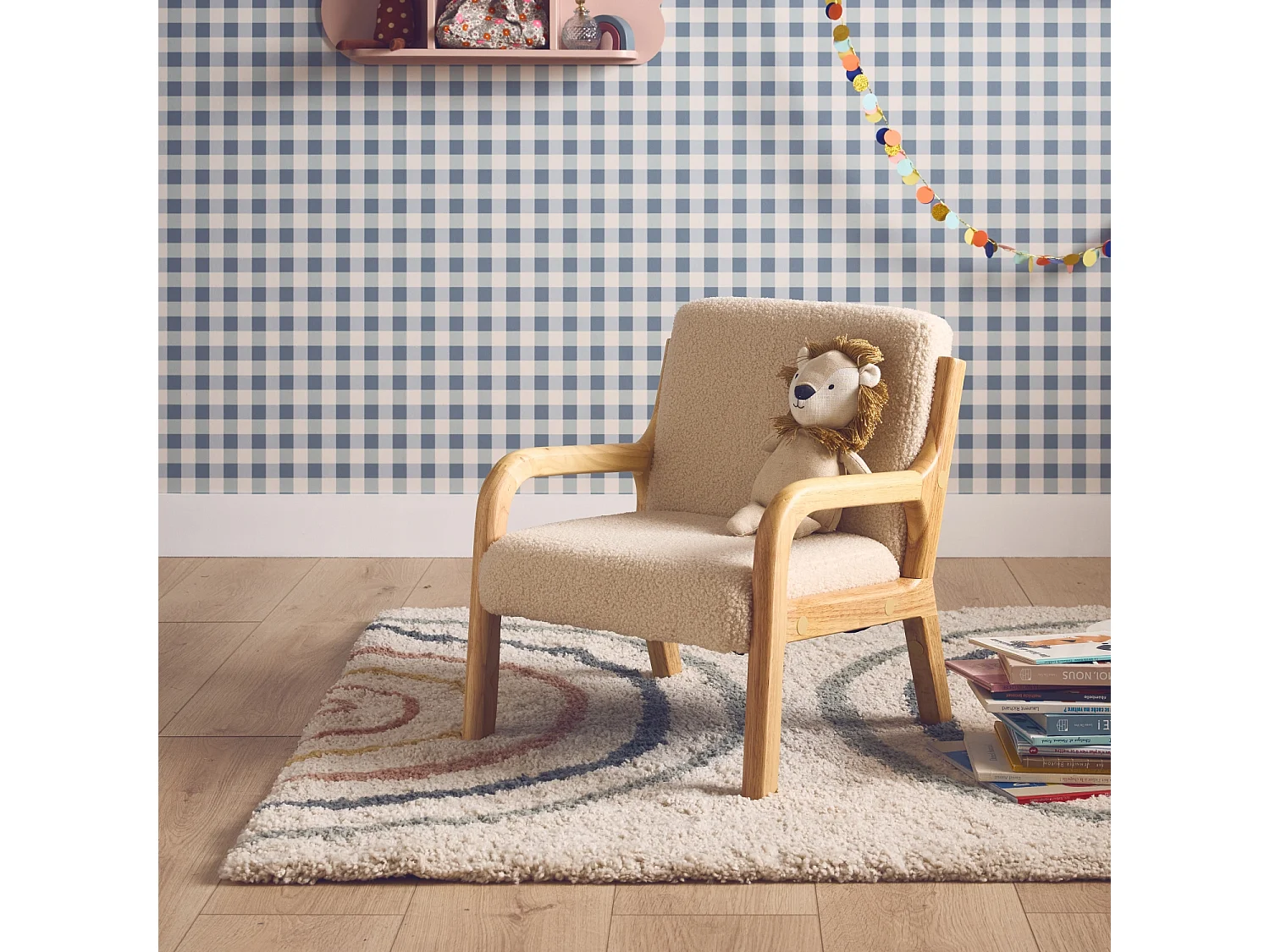 Fauteuil scandinave enfant en bois et tissu bouclette beige