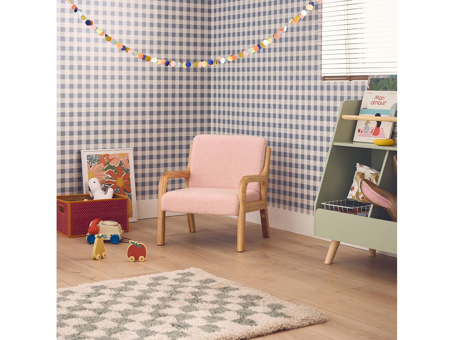 Fauteuil scandinave enfant en bois et tissu bouclette rose