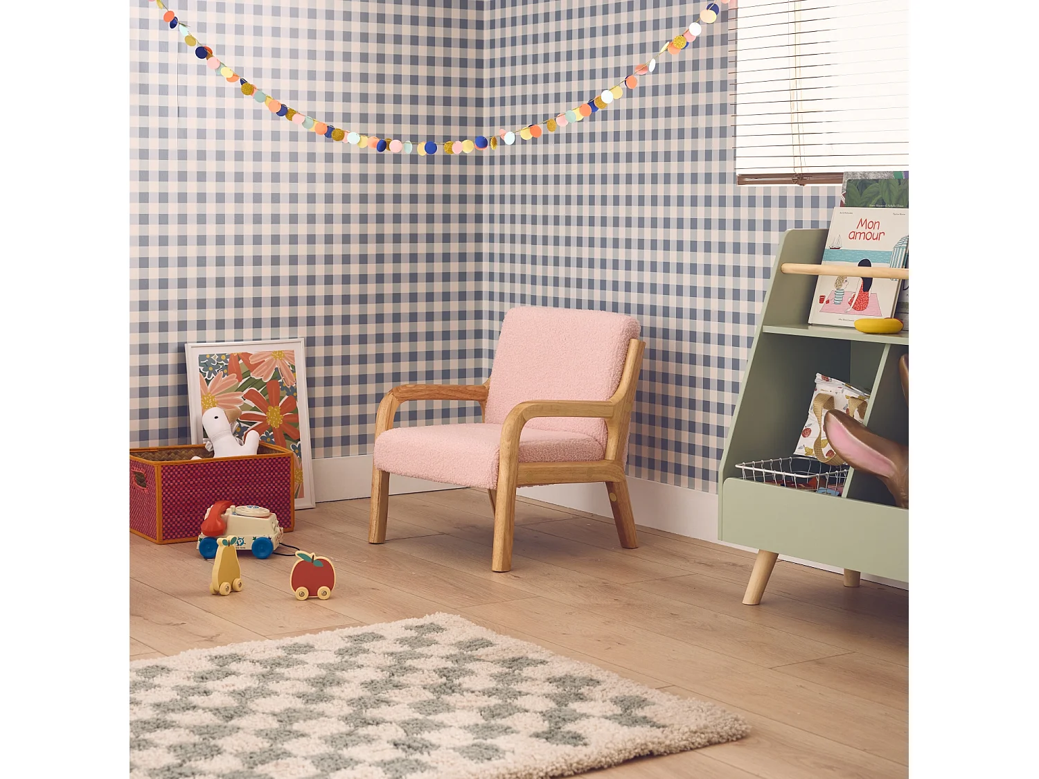 Fauteuil scandinave enfant en bois et tissu bouclette rose