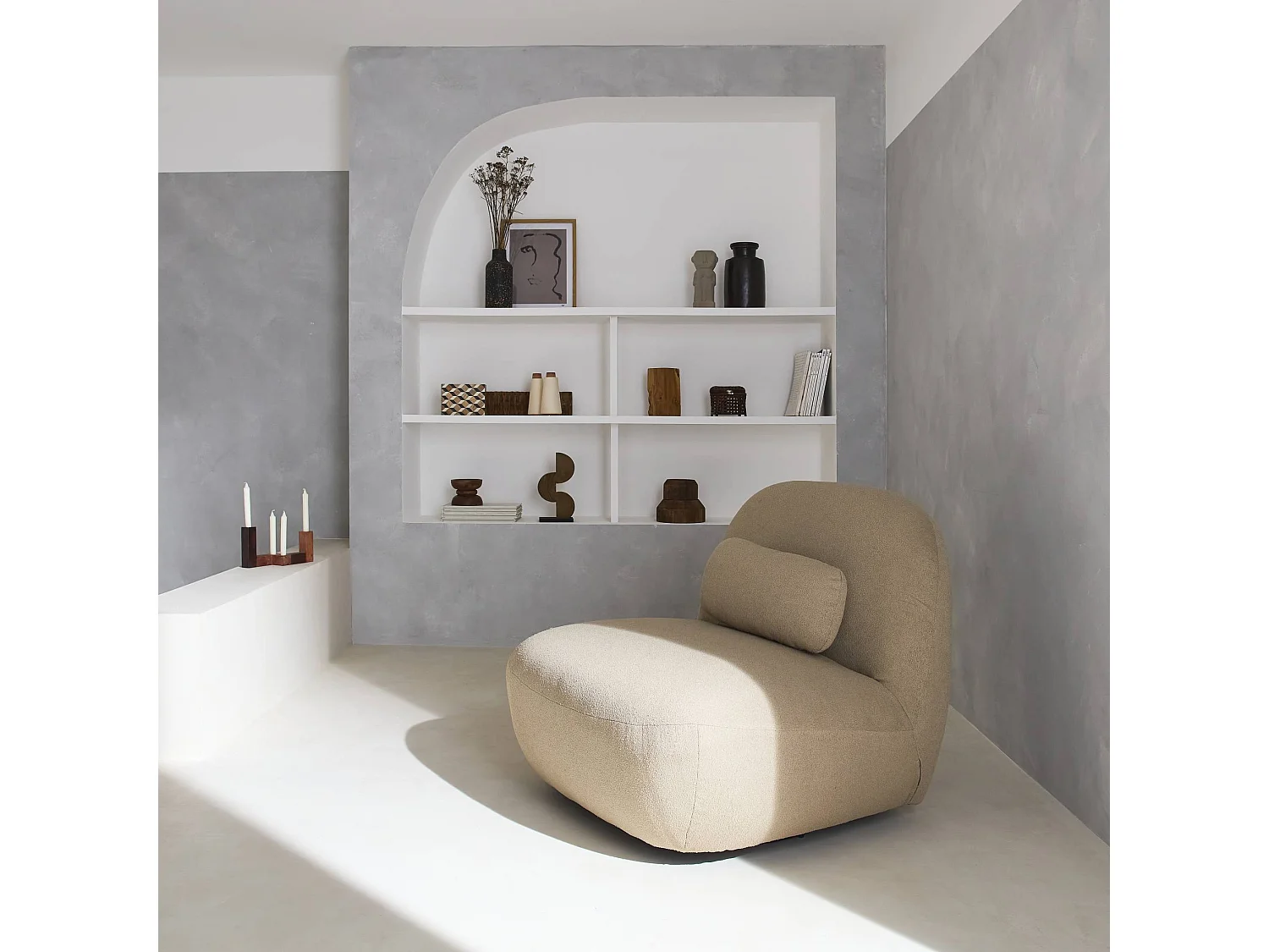 Fauteuil pivotant 360° en bouclette texturée beige. piètement en métal noir mat - SPINO