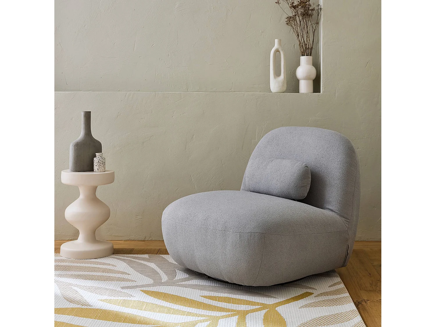 Fauteuil pivotant 360° en bouclette texturée gris clair. piètement en métal noir mat - SPINO