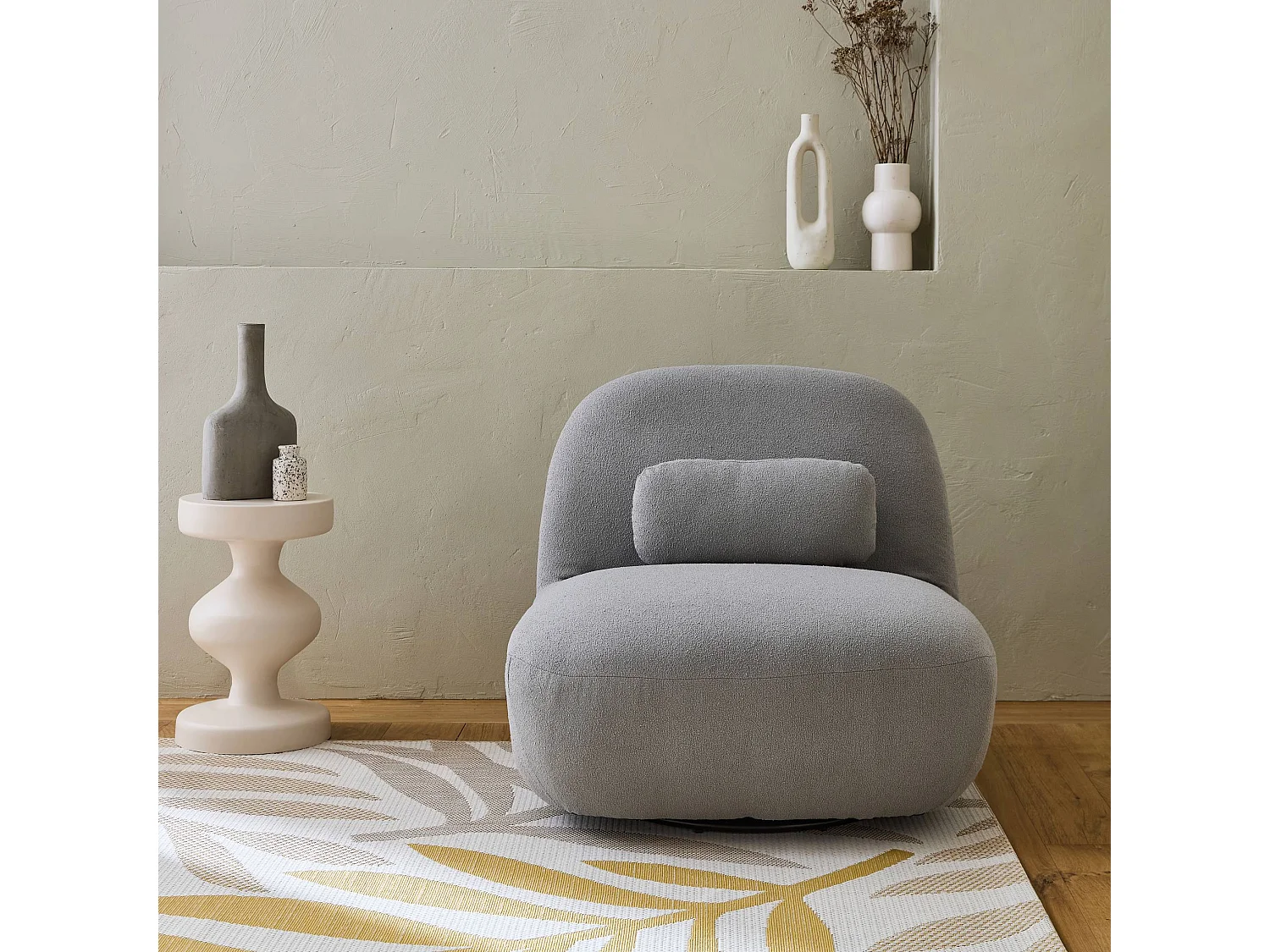 Fauteuil pivotant 360° en bouclette texturée gris clair. piètement en métal noir mat - SPINO