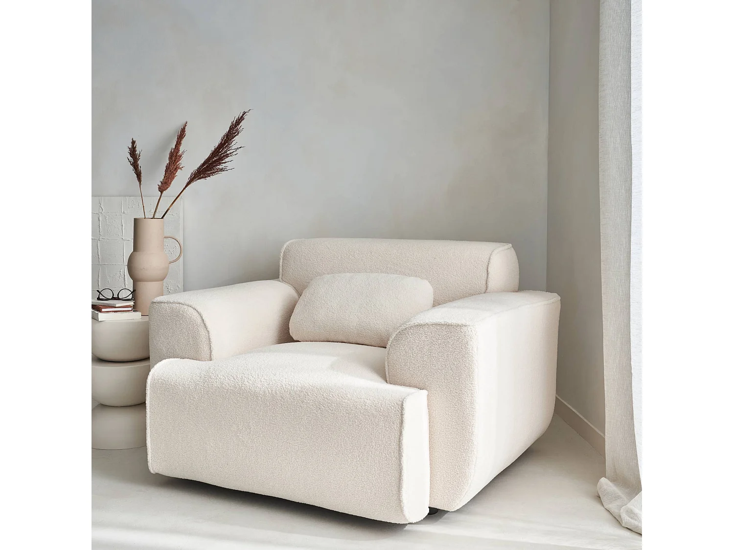 Fauteuil tissu bouclette crème. lignes arrondis. coussin fourni. Wallas. L 116 x P 97 x H 73cm
