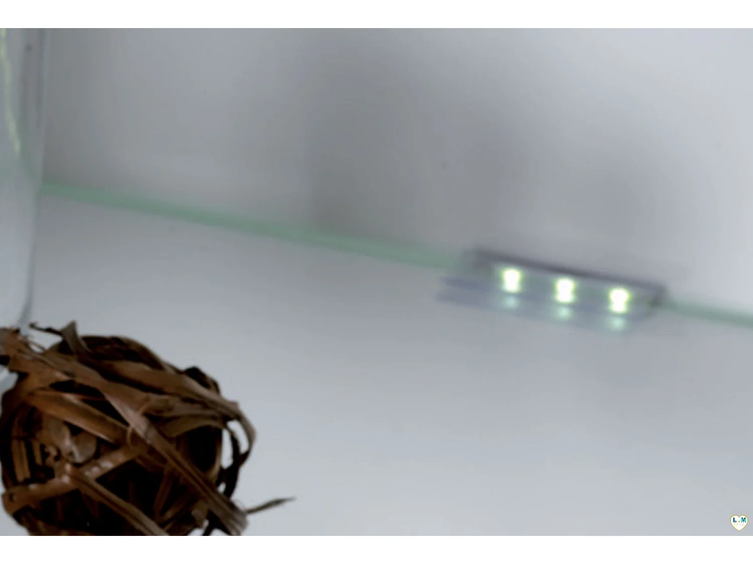 Vitrine avec éclairage à Led 1 porte bois laqué blanc à reliefs Kala 80cm