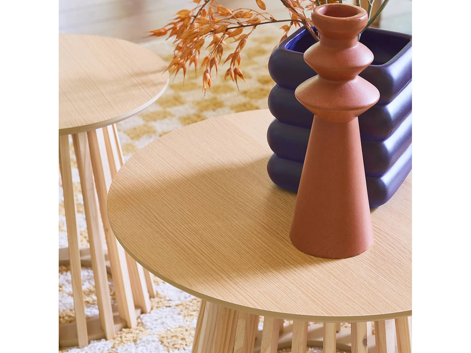 Set de 2 tables basses rondes plateau effet bois chêne et pieds en bois de sapin. Ø40cm et Ø60cm
