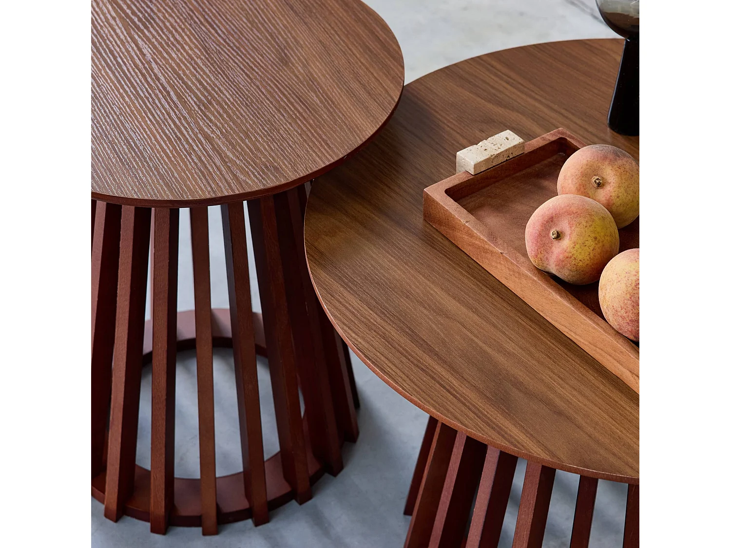 Set de 2 tables basses rondes plateau effet bois noyer et pieds en bois de sapin. Ø40cm et Ø60cm