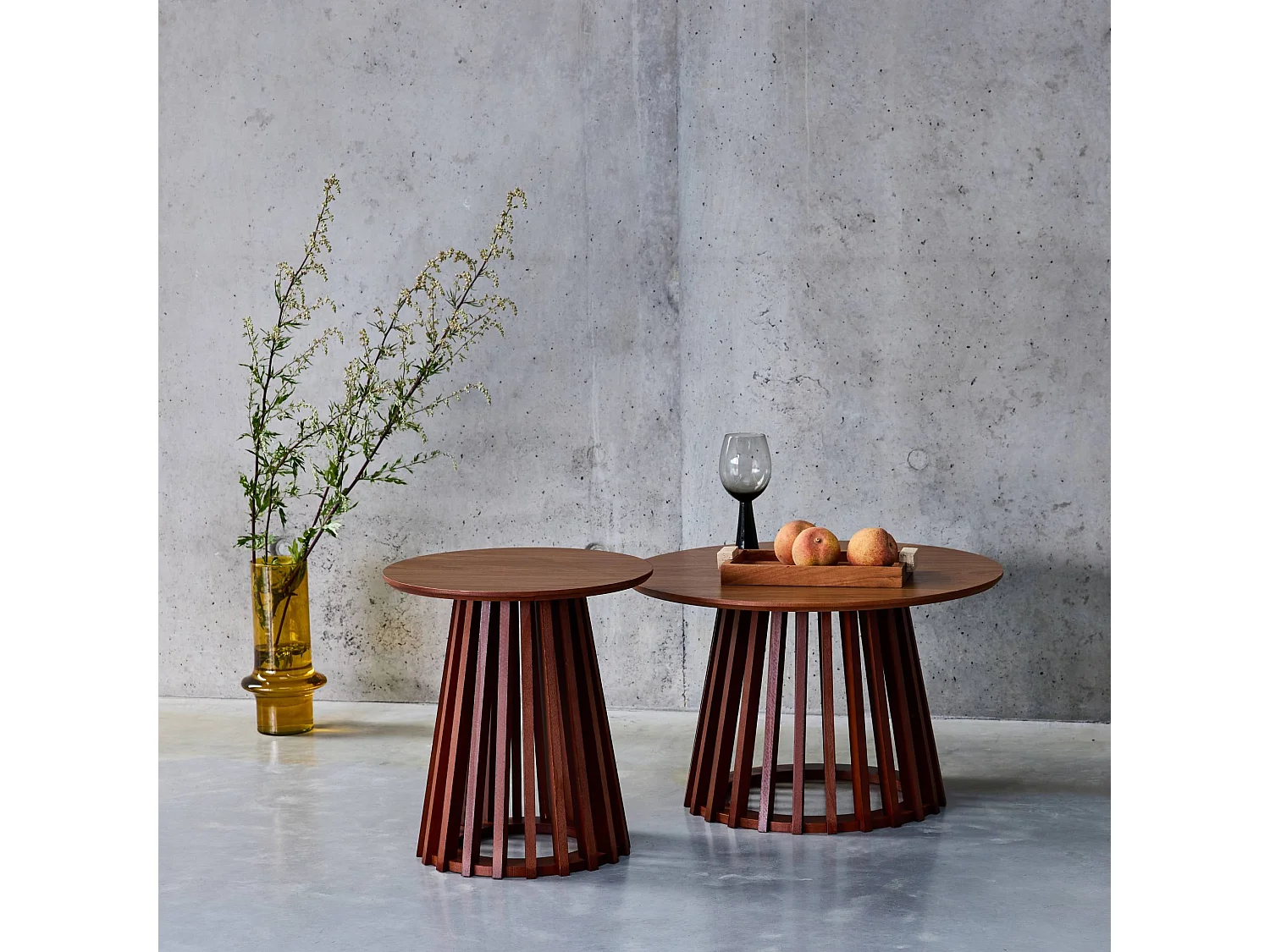 Set de 2 tables basses rondes plateau effet bois noyer et pieds en bois de sapin. Ø40cm et Ø60cm