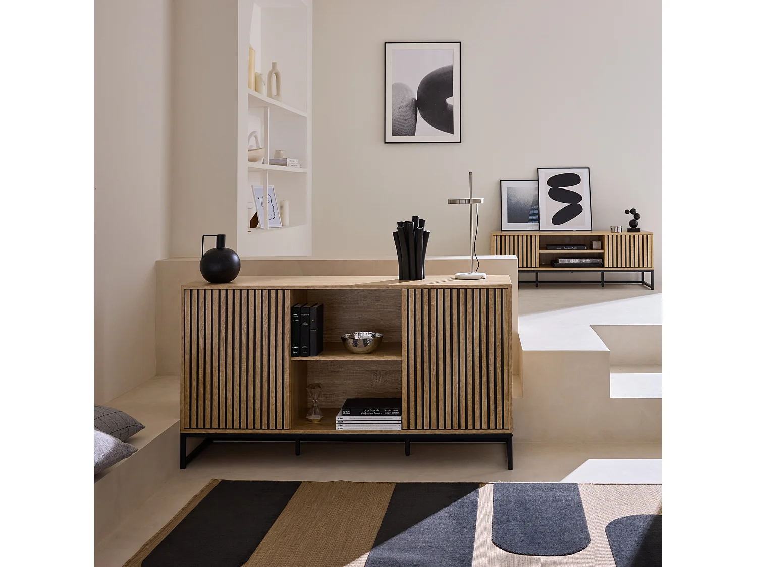 Buffet style contemporain avec 2 portes effet bois rainuré ouverture par pression. buffet bas. piètement en métal noir  L140cm