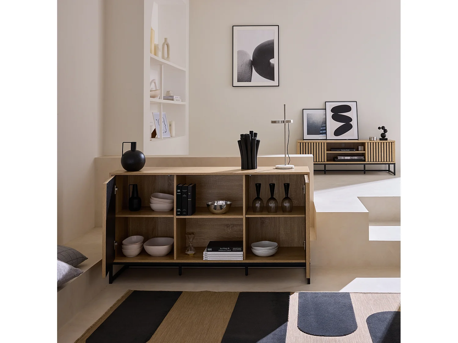 Buffet style contemporain avec 2 portes effet bois rainuré ouverture par pression. buffet bas. piètement en métal noir  L140cm
