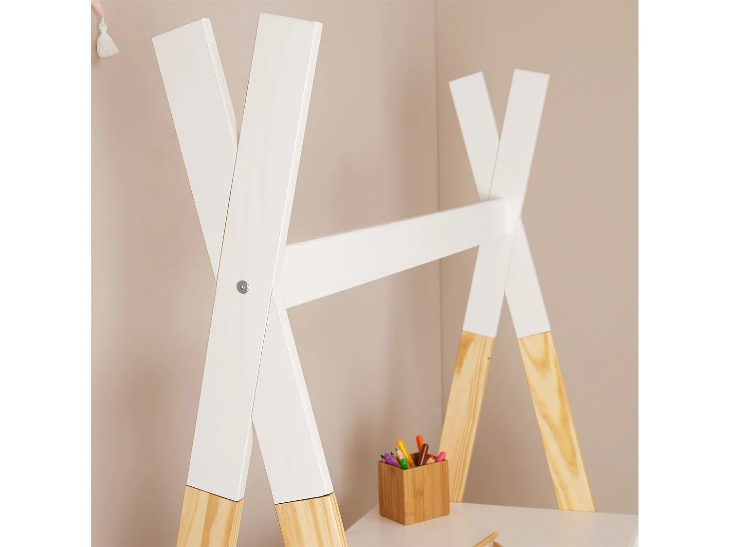 Bureau enfant SIMI petit bureau en forme de tipi de type Montessori, avec 2 niches, en pin massif naturel et blanc