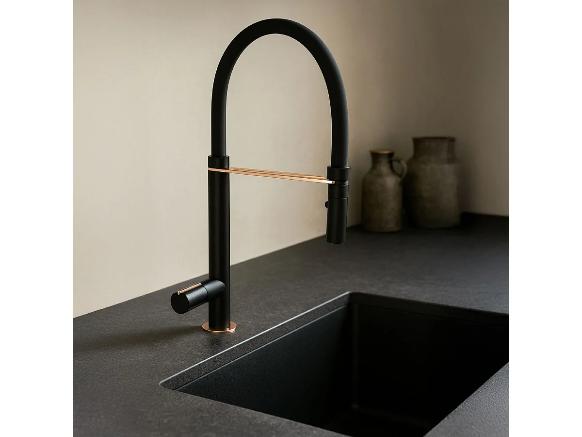 Exil Spültischmischer mit beweglicher Handbrause Schwarz und Roségold Essebagno