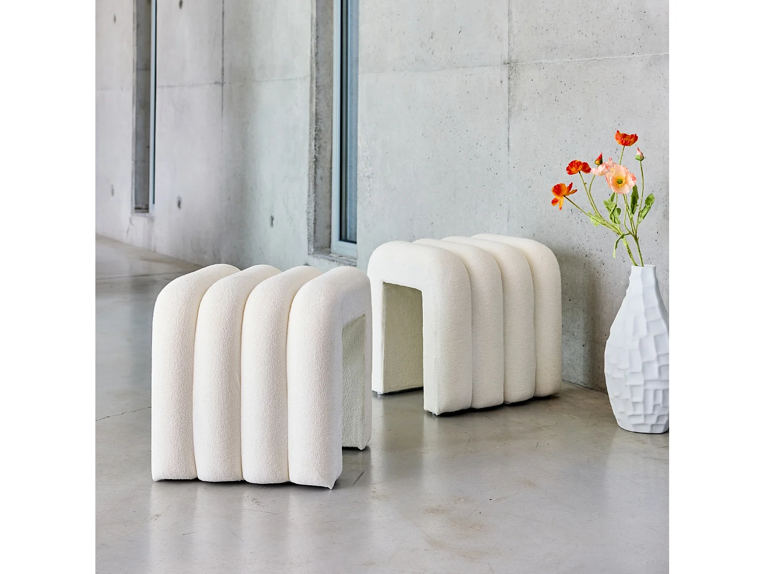 Set di 2 pouf contemporanei, tessuto, bianco