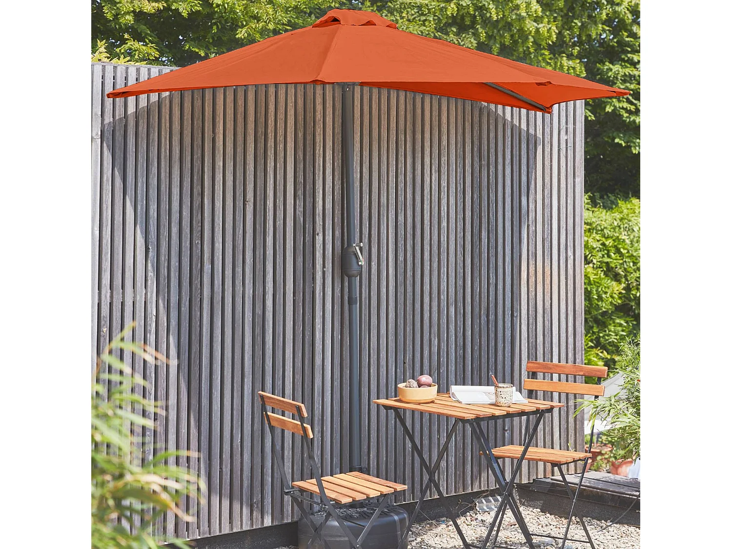 Parasol de balcon Ø250cm  – CALVI – Demi-parasol droit. mât central en aluminium avec manivelle d’ouverture. toile terracotta