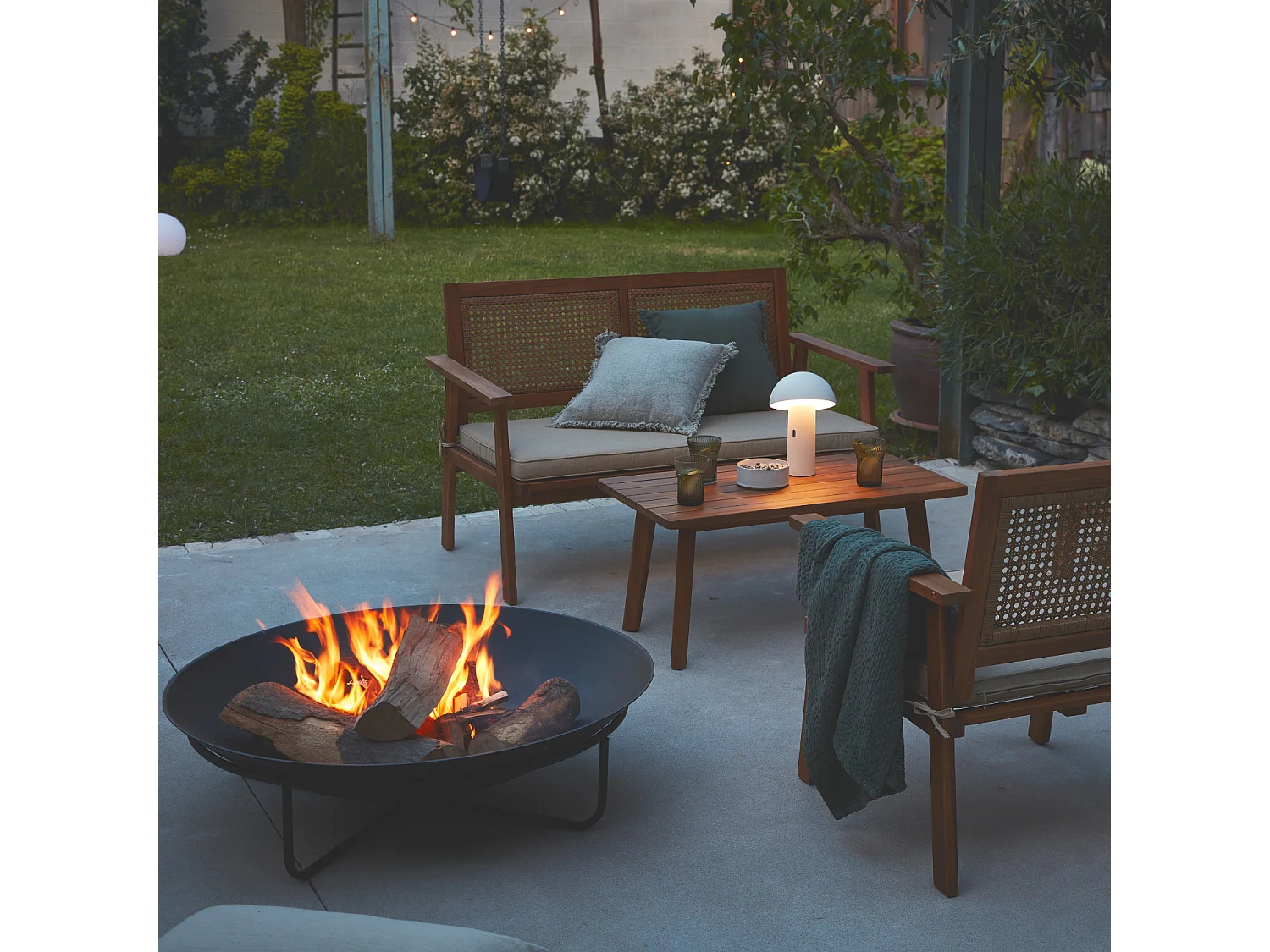 Braséro Ø90cm sur 4 pieds en fonte noir – BROMO - pieds en acier. design épuré