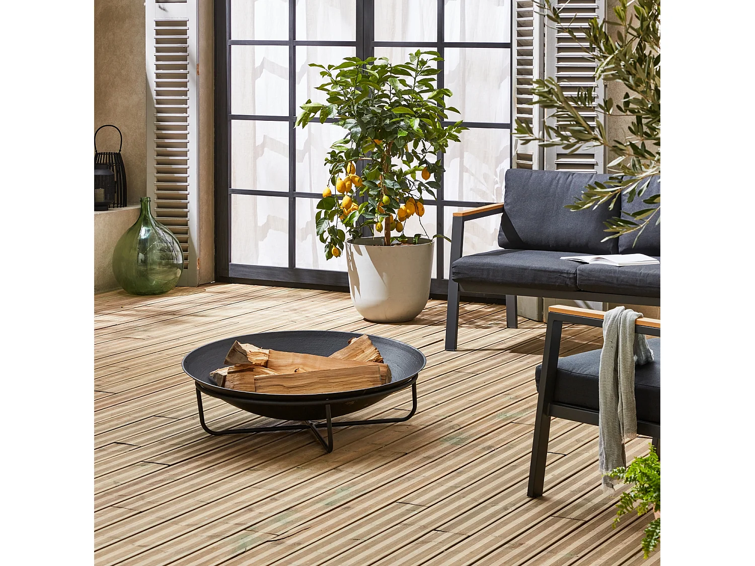 Braséro Ø90cm sur 4 pieds en fonte noir – BROMO - pieds en acier. design épuré