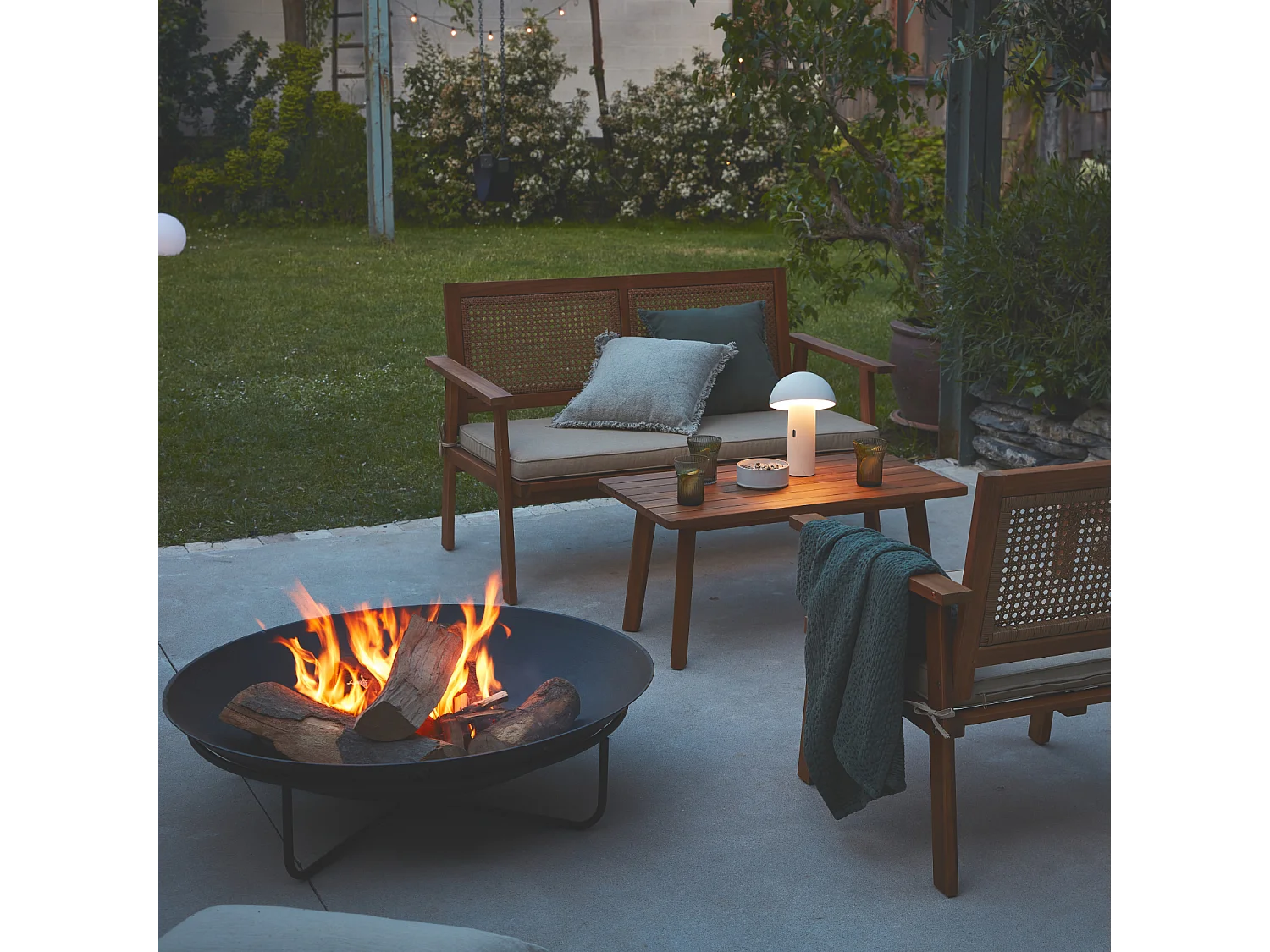 Braséro Ø90cm sur 4 pieds en fonte noir – BROMO - pieds en acier. design épuré